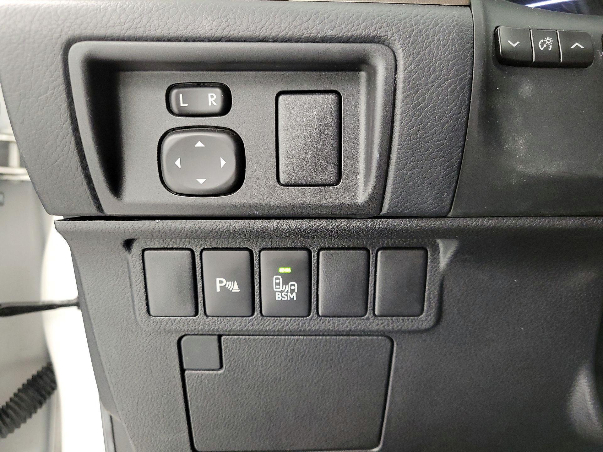 Thumbnail: 2016 Lexus ES - 13