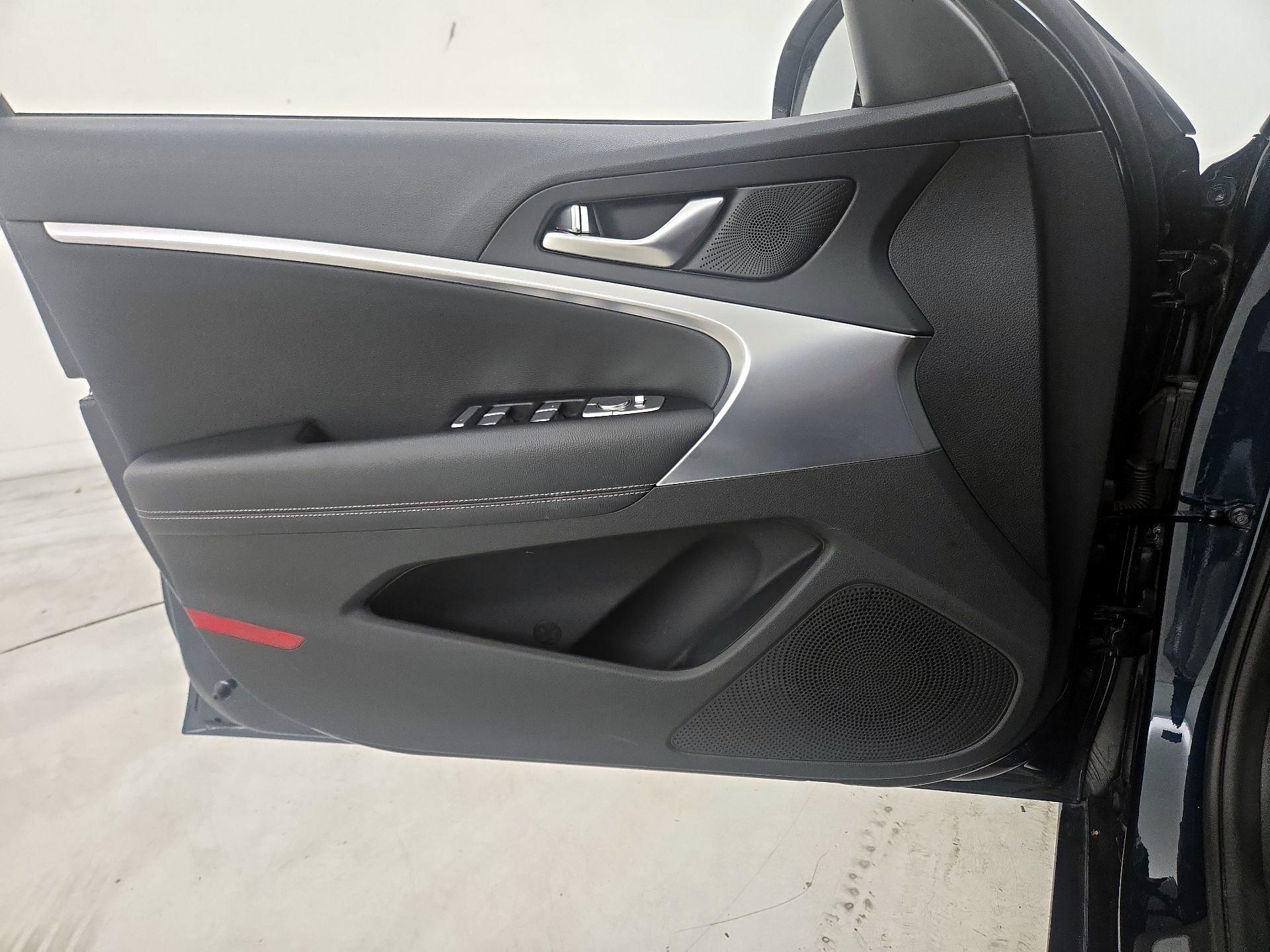 Thumbnail: 2025 Genesis G70 - 12