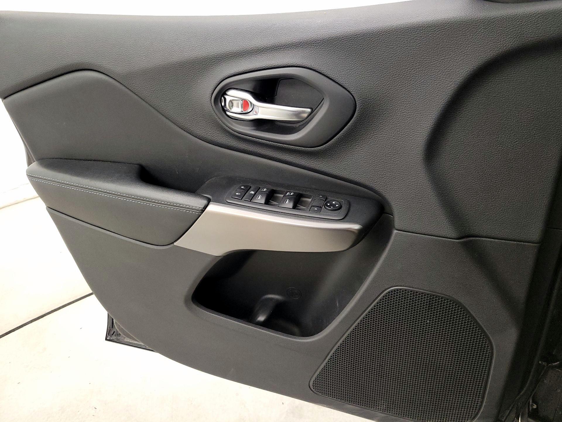 Thumbnail: 2019 Jeep Cherokee - 12