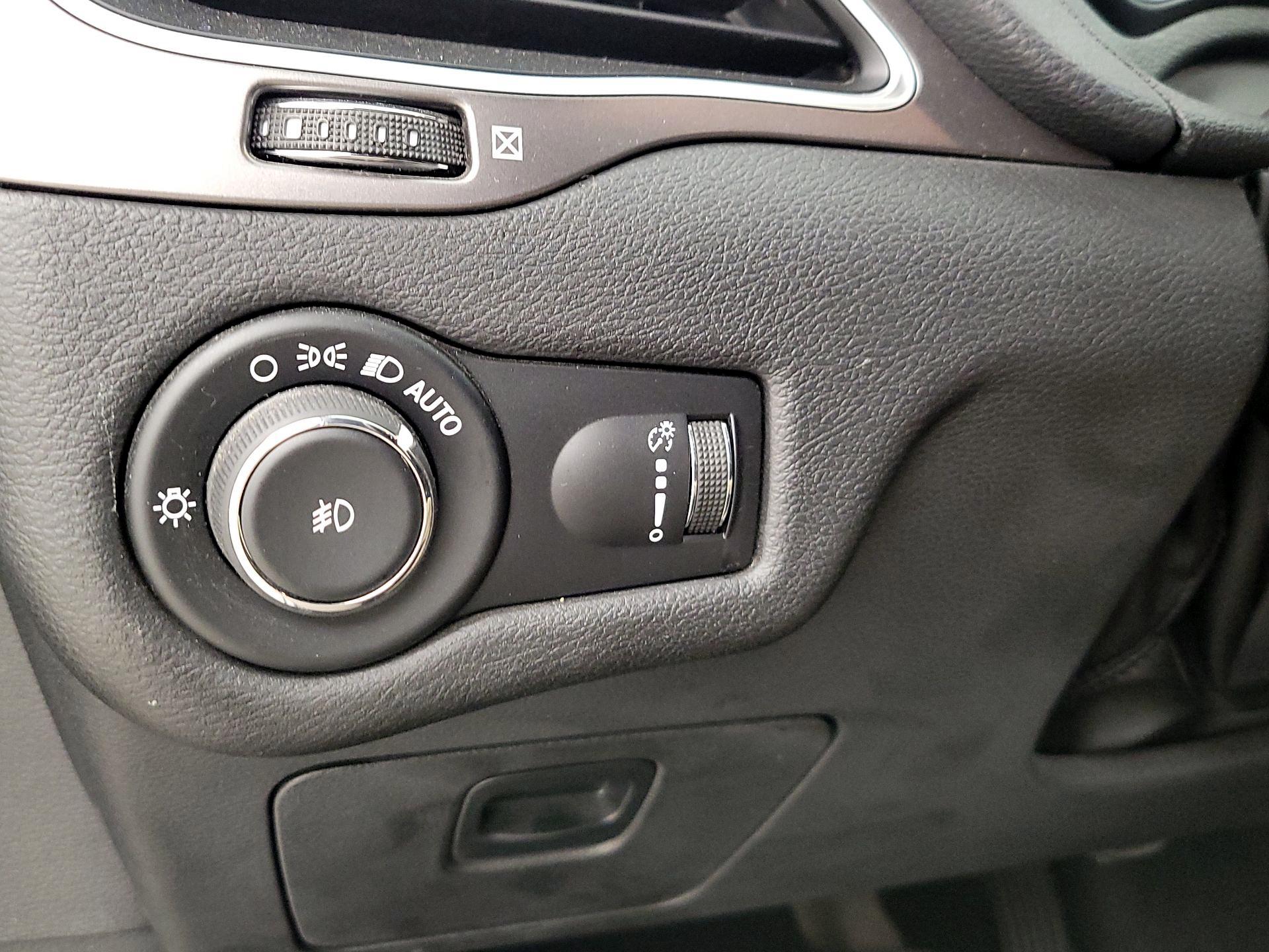 Thumbnail: 2019 Jeep Cherokee - 13