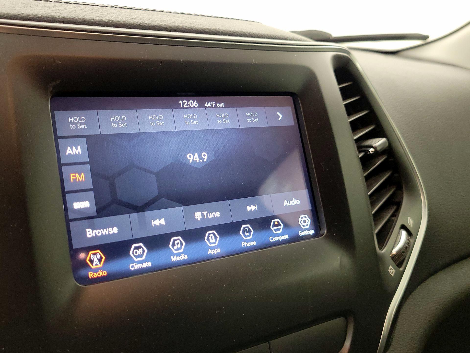 Thumbnail: 2019 Jeep Cherokee - 15