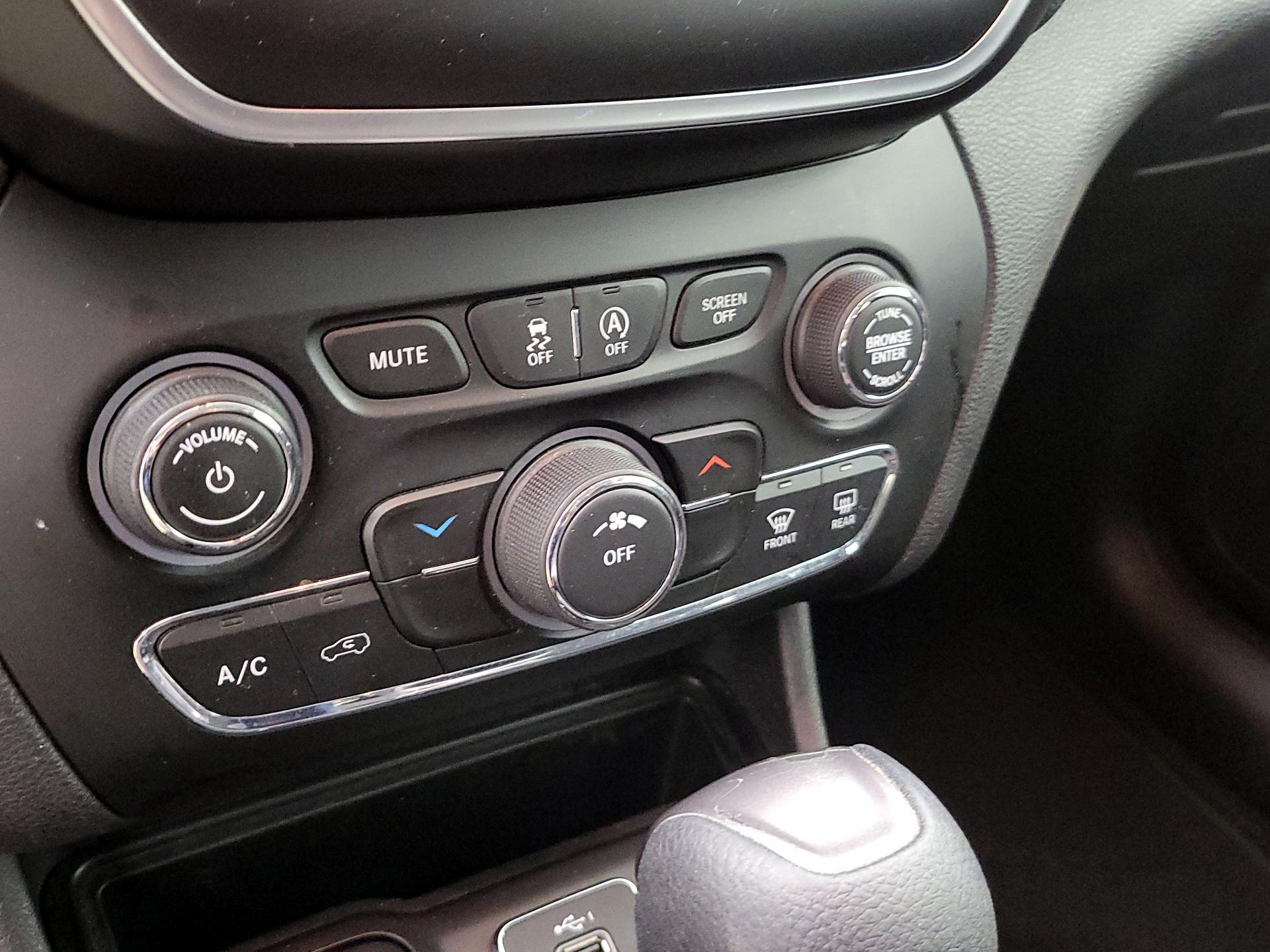 Thumbnail: 2019 Jeep Cherokee - 16