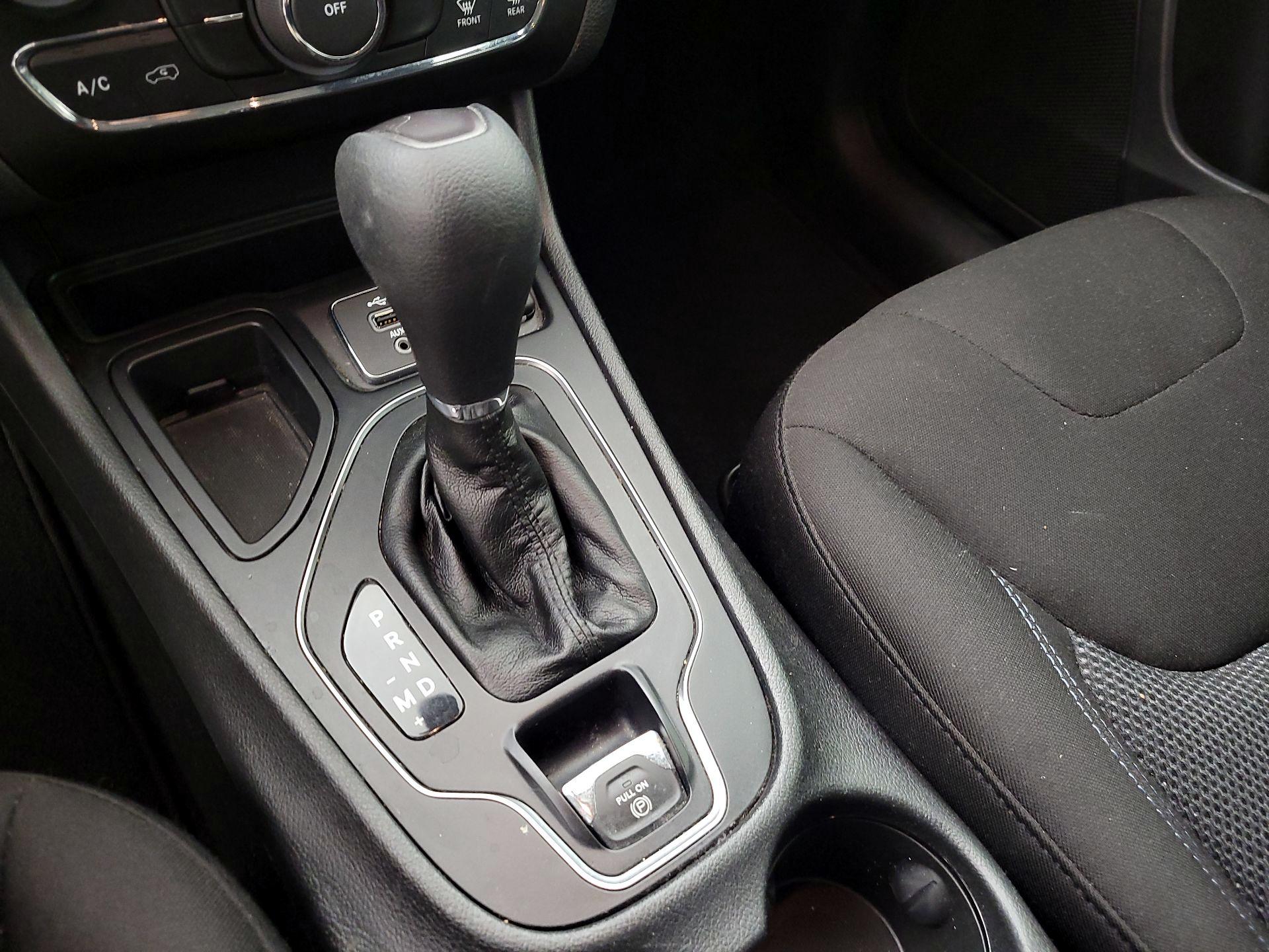 Thumbnail: 2019 Jeep Cherokee - 17