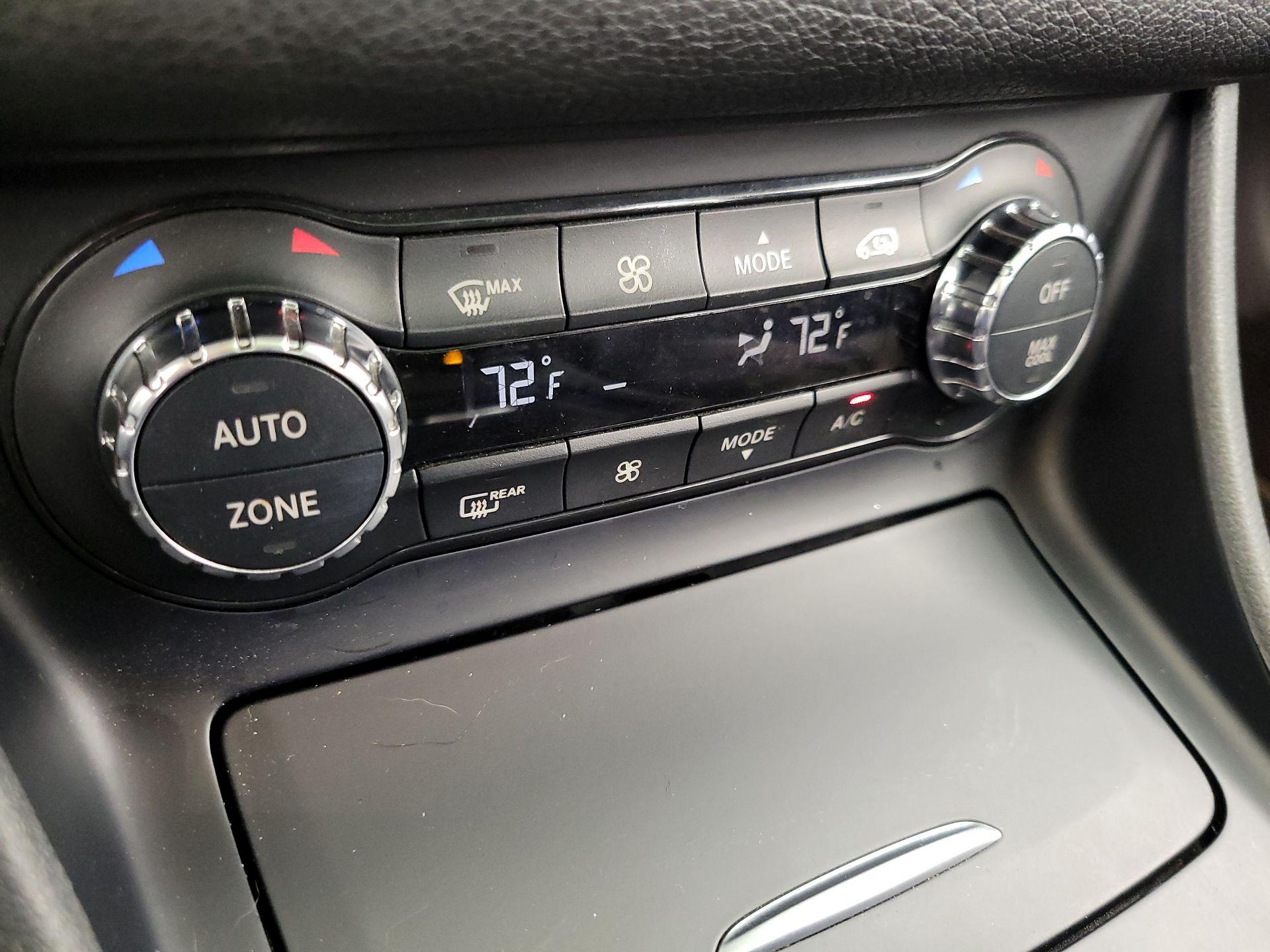 Thumbnail: 2016 Mercedes-Benz GLA - 16