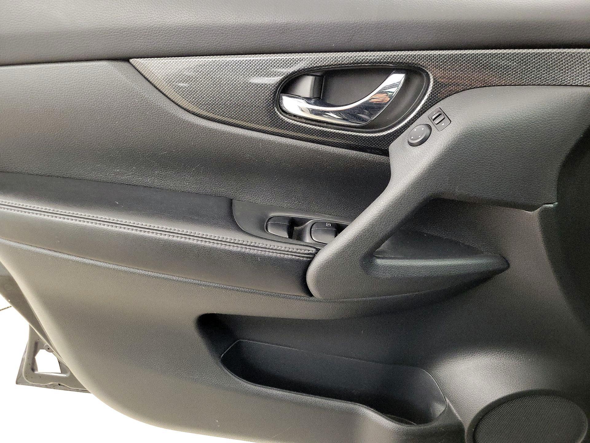 Thumbnail: 2016 Nissan Rogue - 12