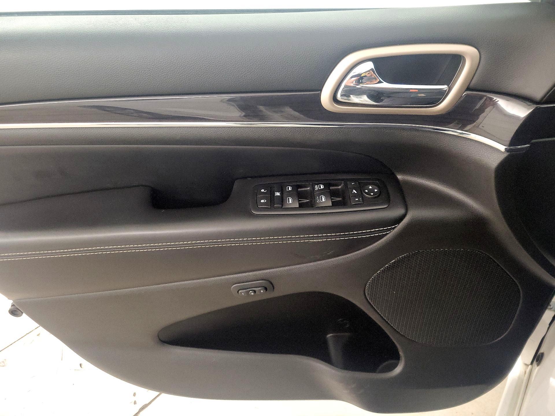 Thumbnail: 2015 Jeep Grand Cherokee - 12