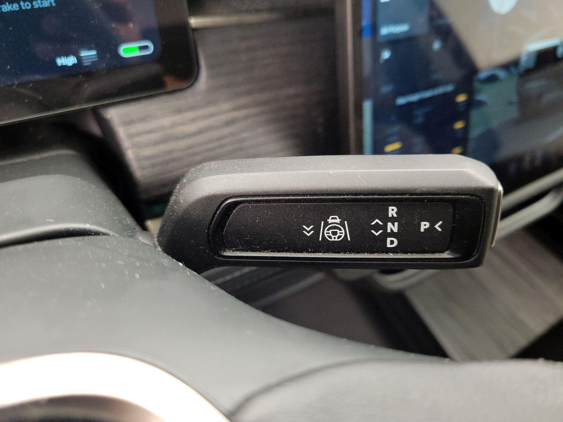 Thumbnail: 2023 Rivian R1S - 17