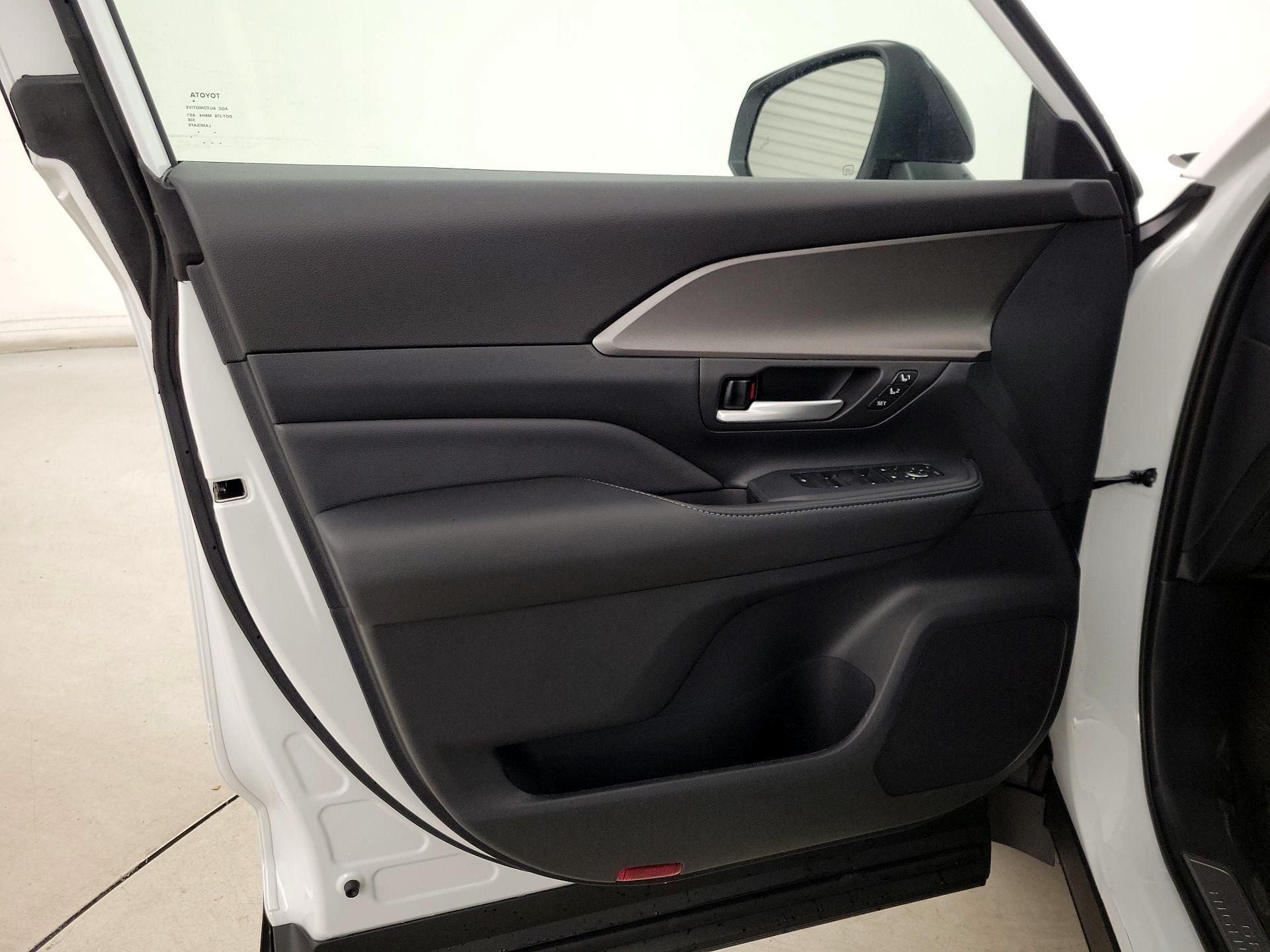 Thumbnail: 2026 Toyota Highlander - 12