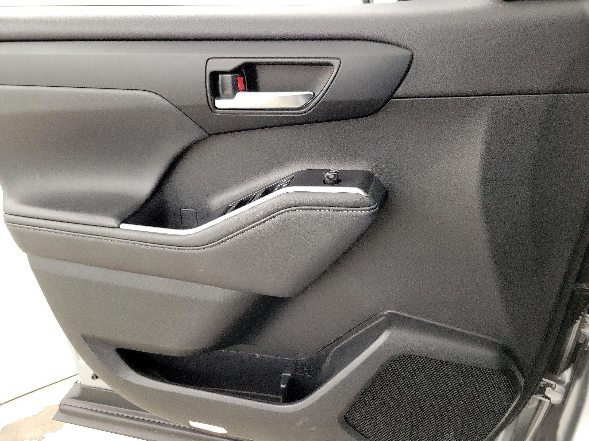 Thumbnail: 2020 Toyota Highlander - 12