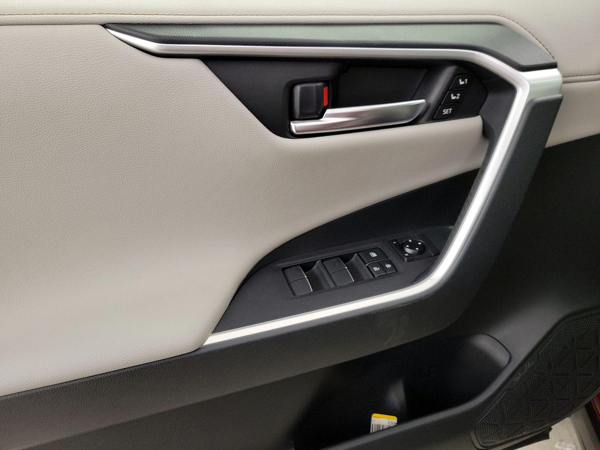 Thumbnail: 2019 Toyota RAV4 - 12