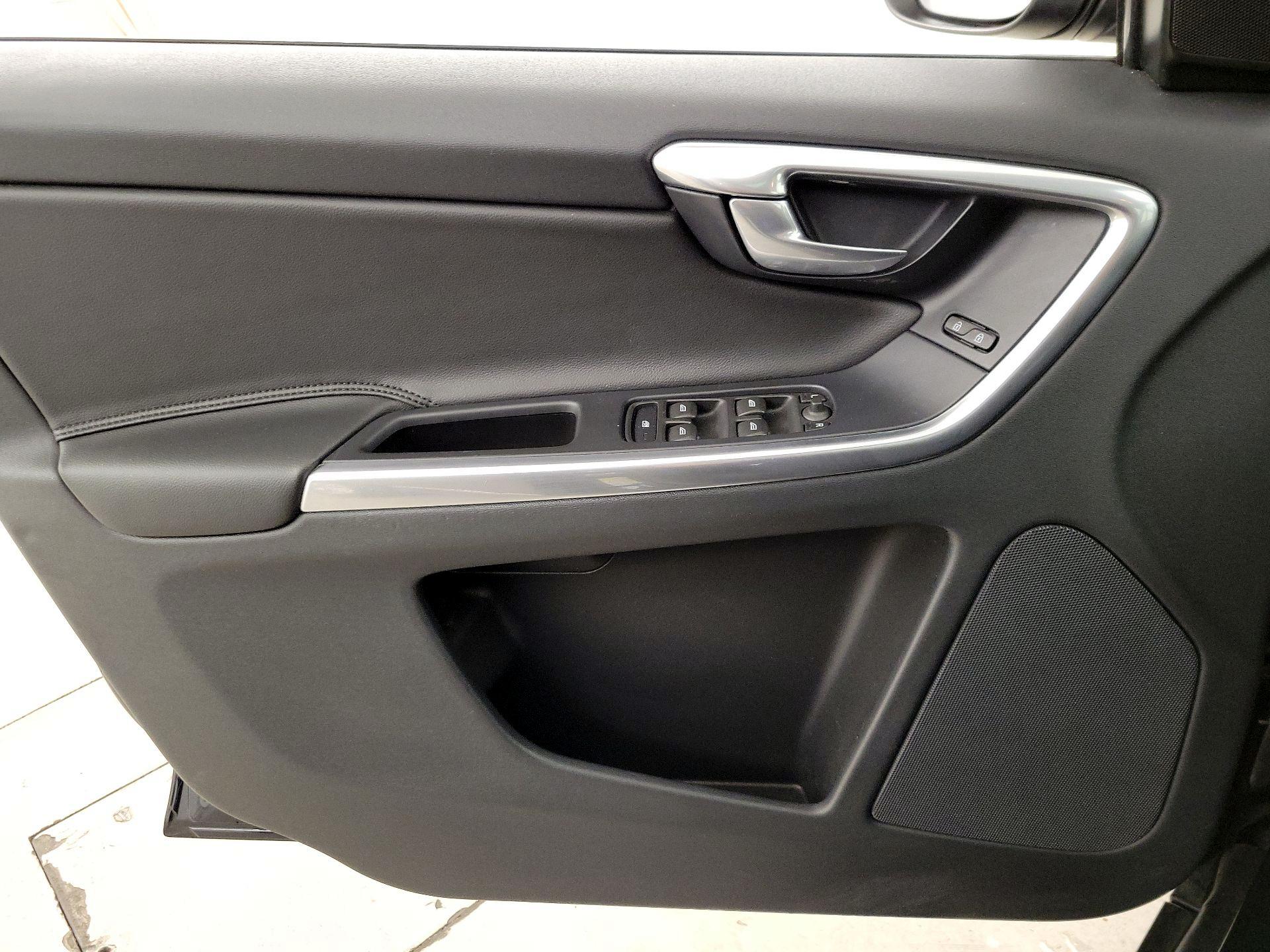 Thumbnail: 2016 Volvo XC60 - 12