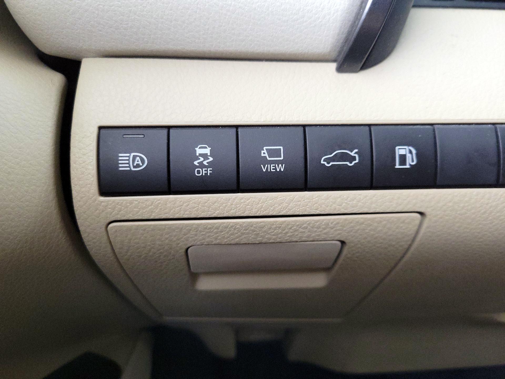 Thumbnail: 2018 Toyota Camry - 13