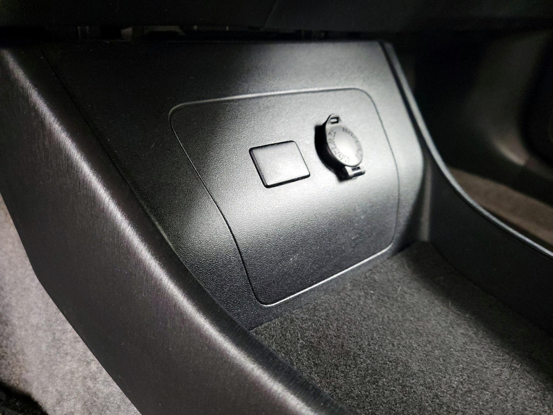 Thumbnail: 2015 Toyota Prius - 18