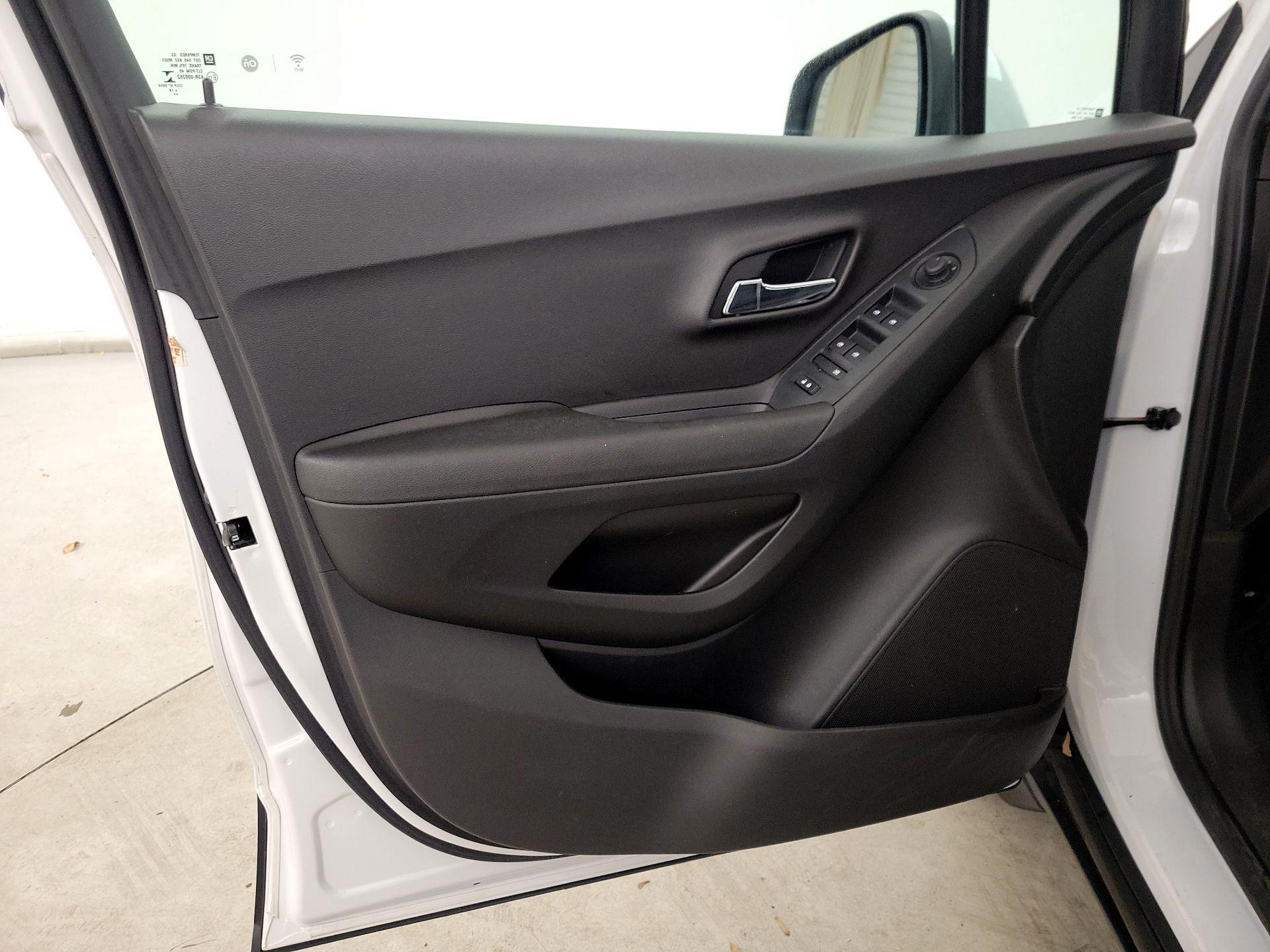 Thumbnail: 2018 Chevrolet Trax - 12