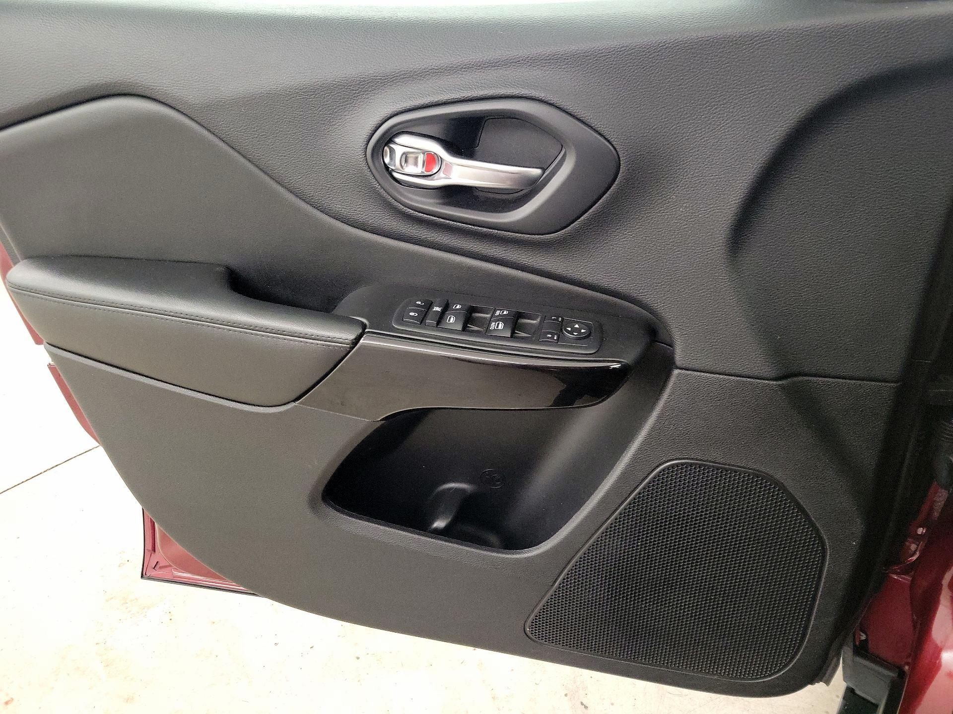 Thumbnail: 2019 Jeep Cherokee - 12