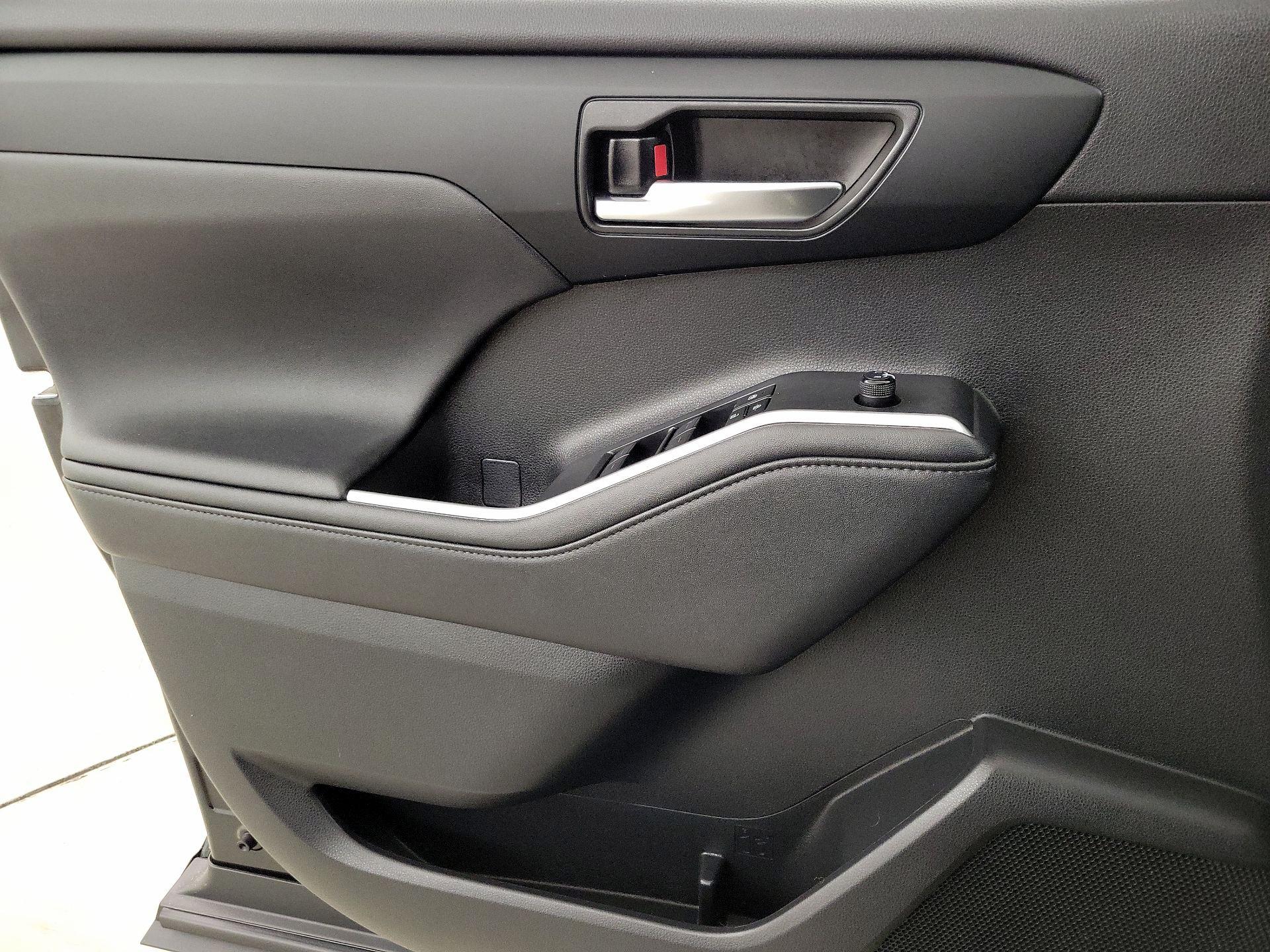 Thumbnail: 2024 Toyota Highlander - 12