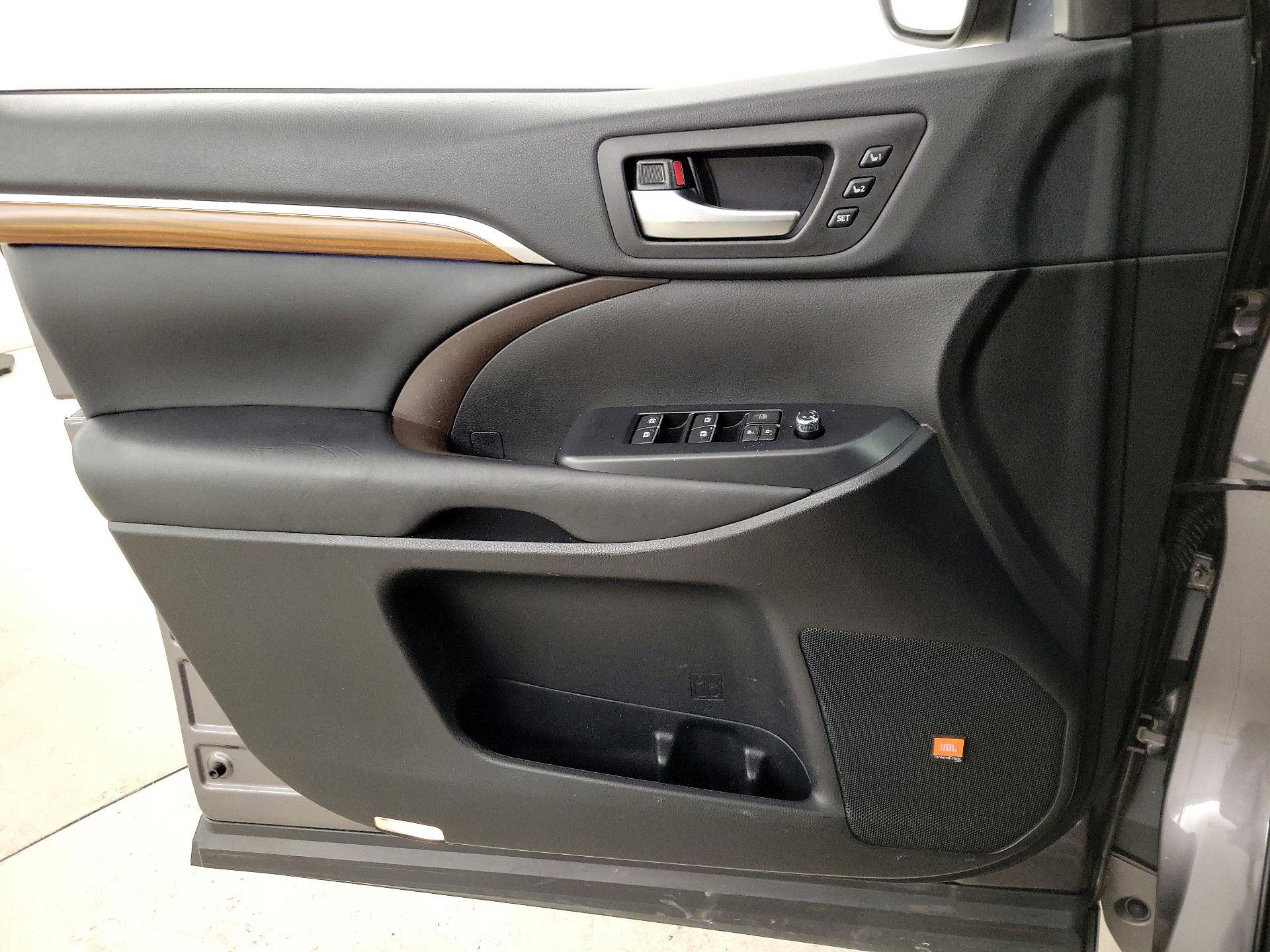 Thumbnail: 2019 Toyota Highlander - 12