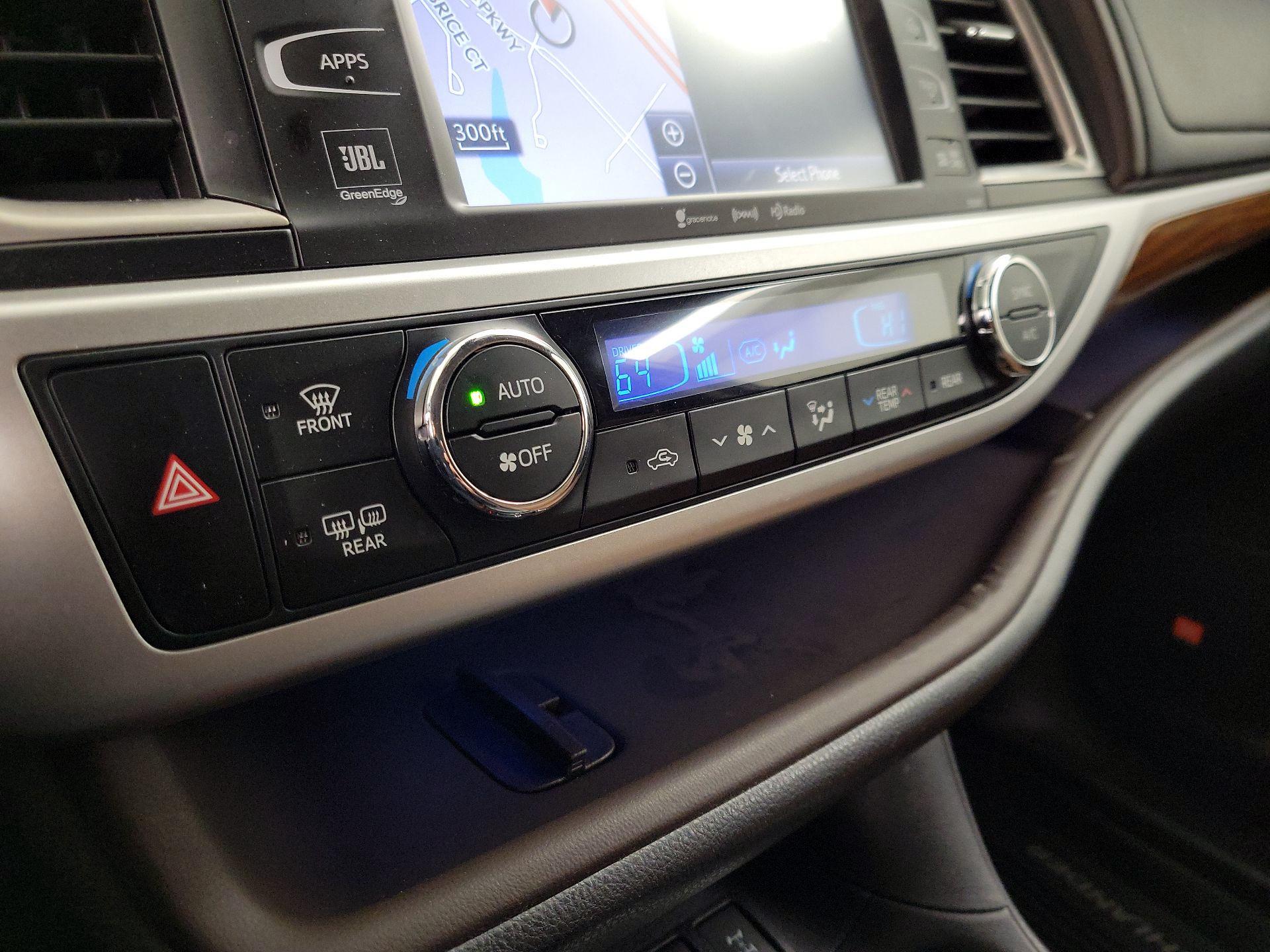 Thumbnail: 2019 Toyota Highlander - 17