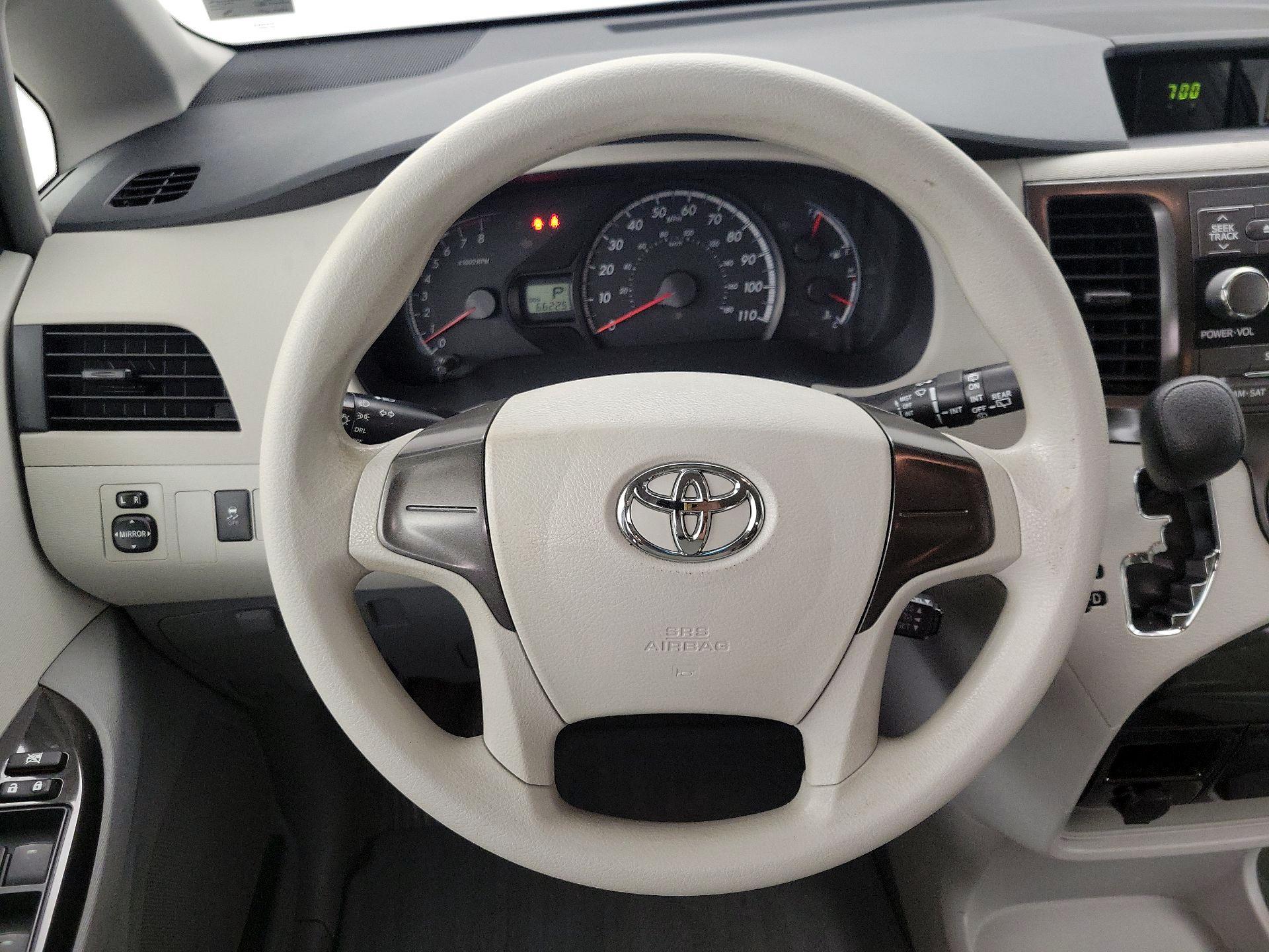 Thumbnail: 2014 Toyota Sienna - 10