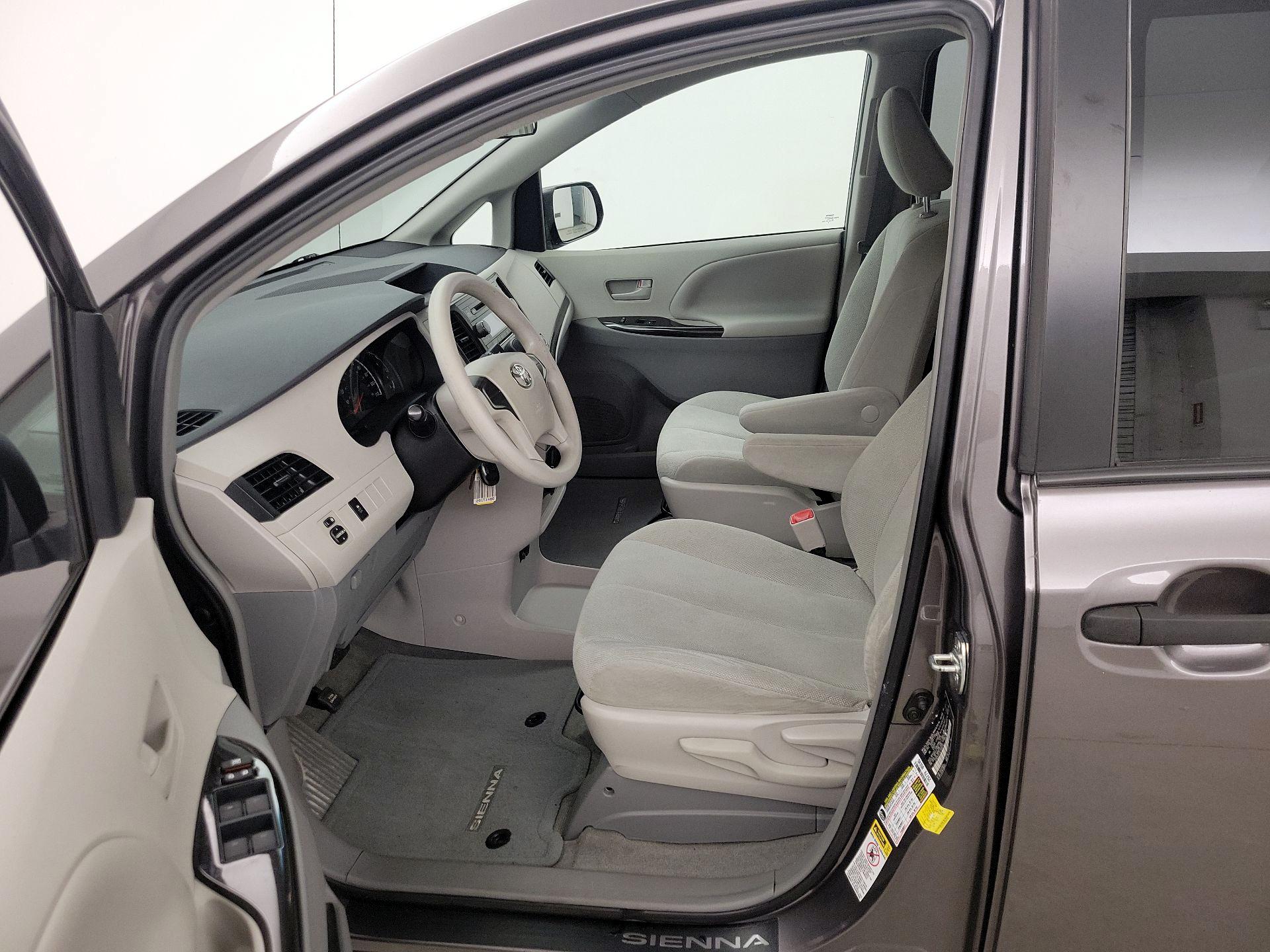 Thumbnail: 2014 Toyota Sienna - 11