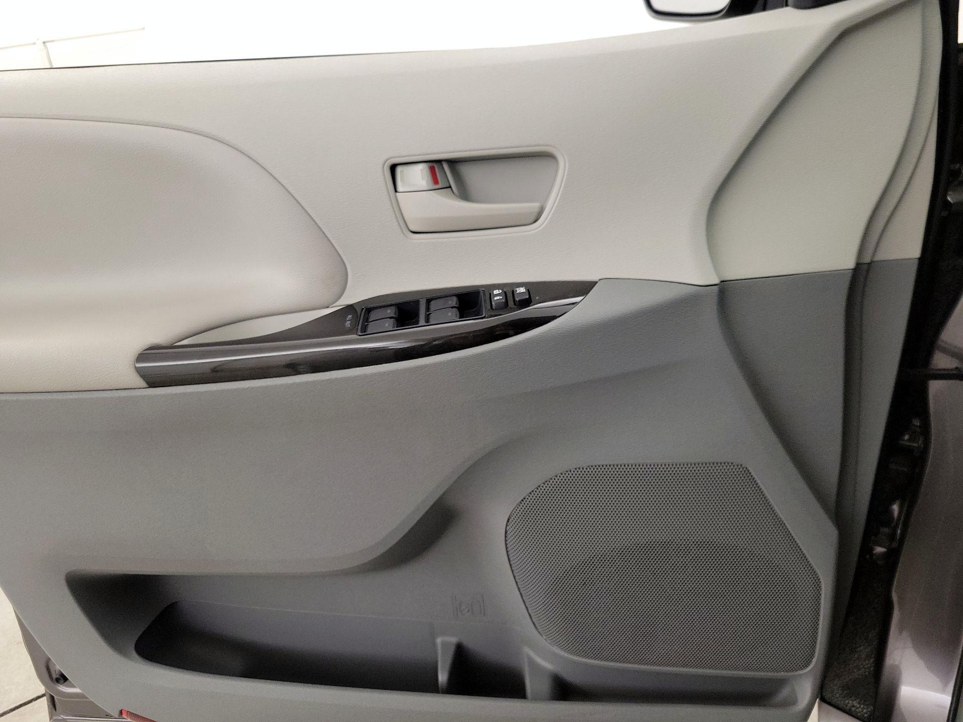 Thumbnail: 2014 Toyota Sienna - 12