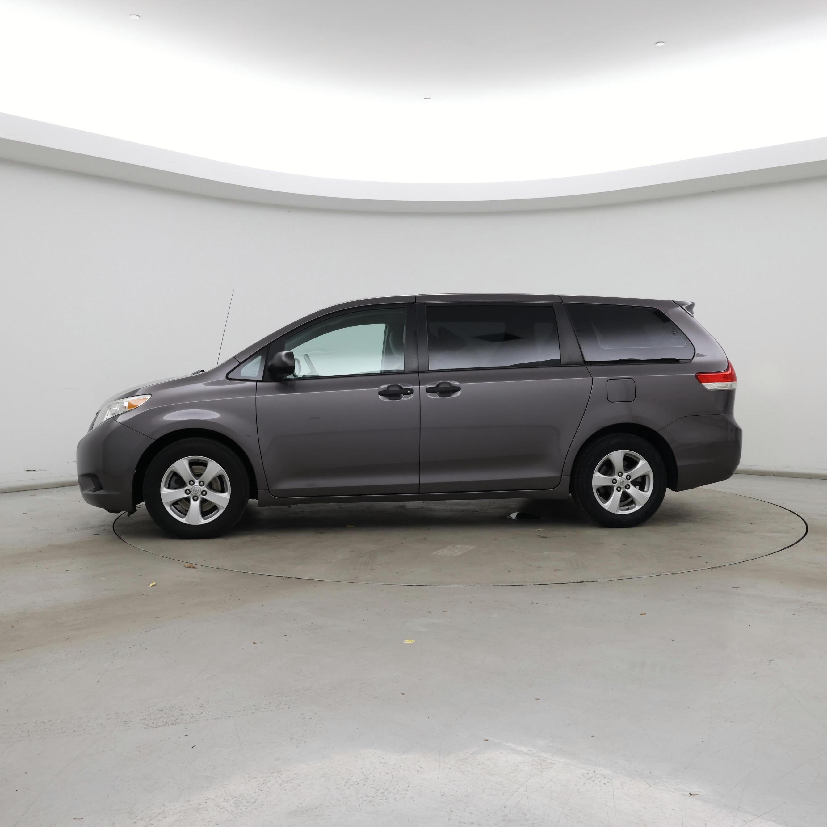 Thumbnail: 2014 Toyota Sienna - 3