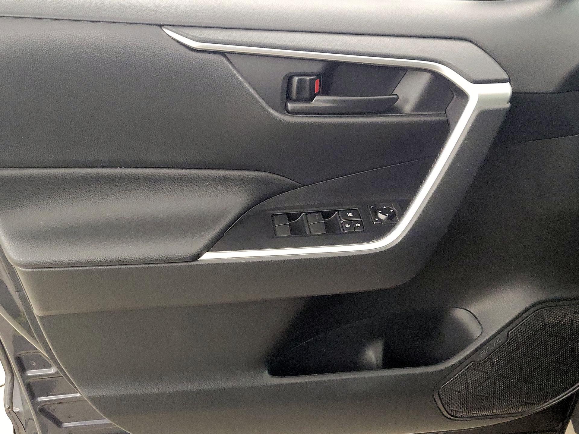 Thumbnail: 2019 Toyota RAV4 - 12