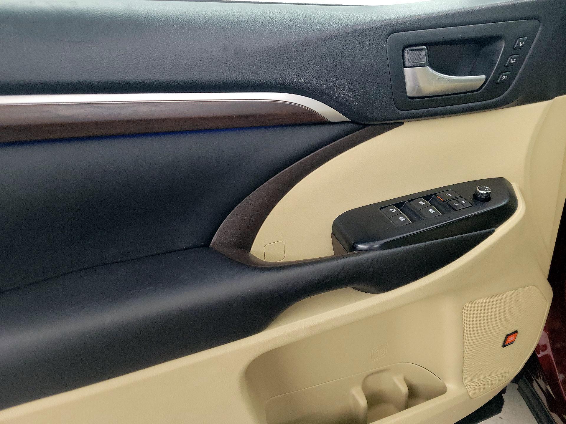 Thumbnail: 2016 Toyota Highlander - 12