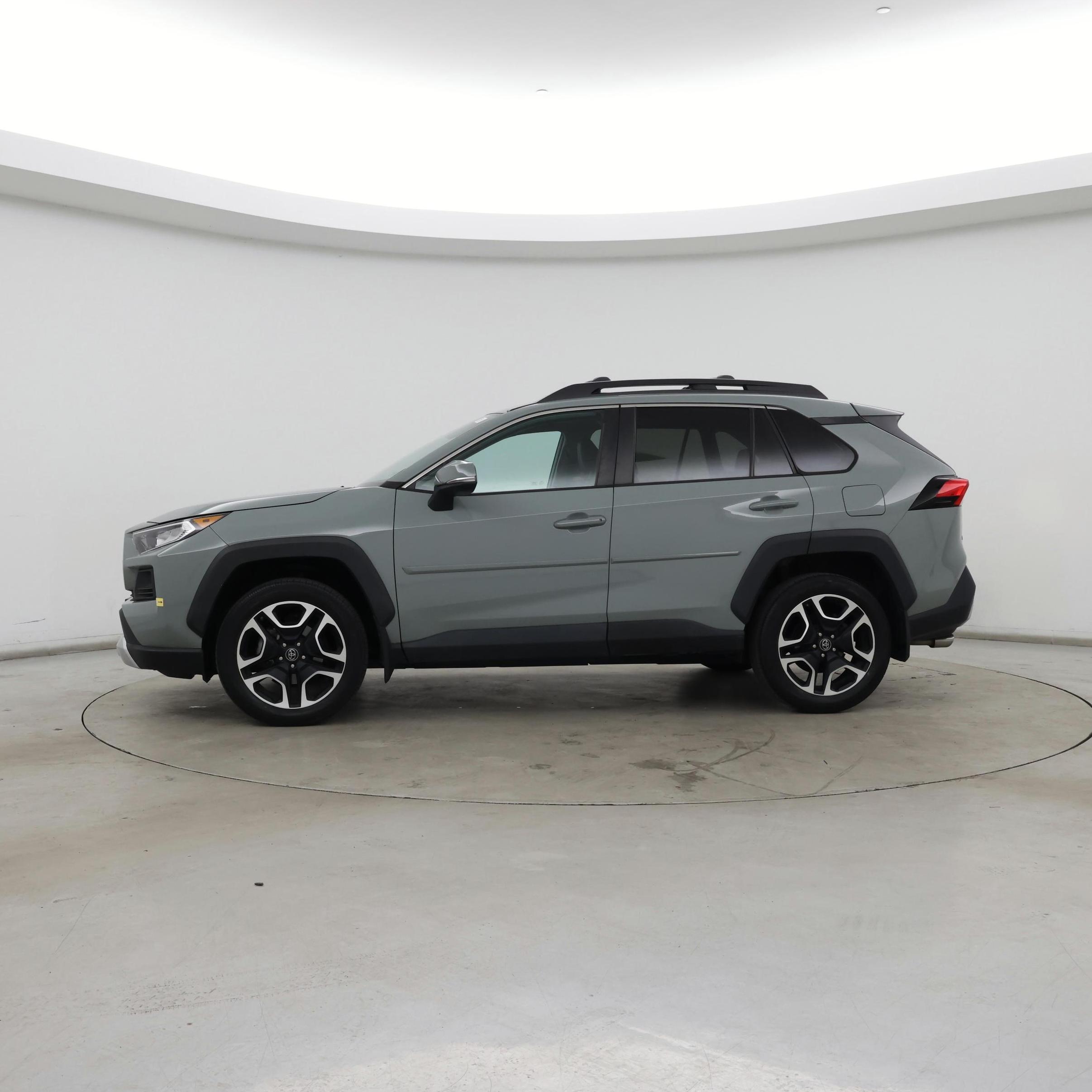 Thumbnail: 2019 Toyota RAV4 - 3