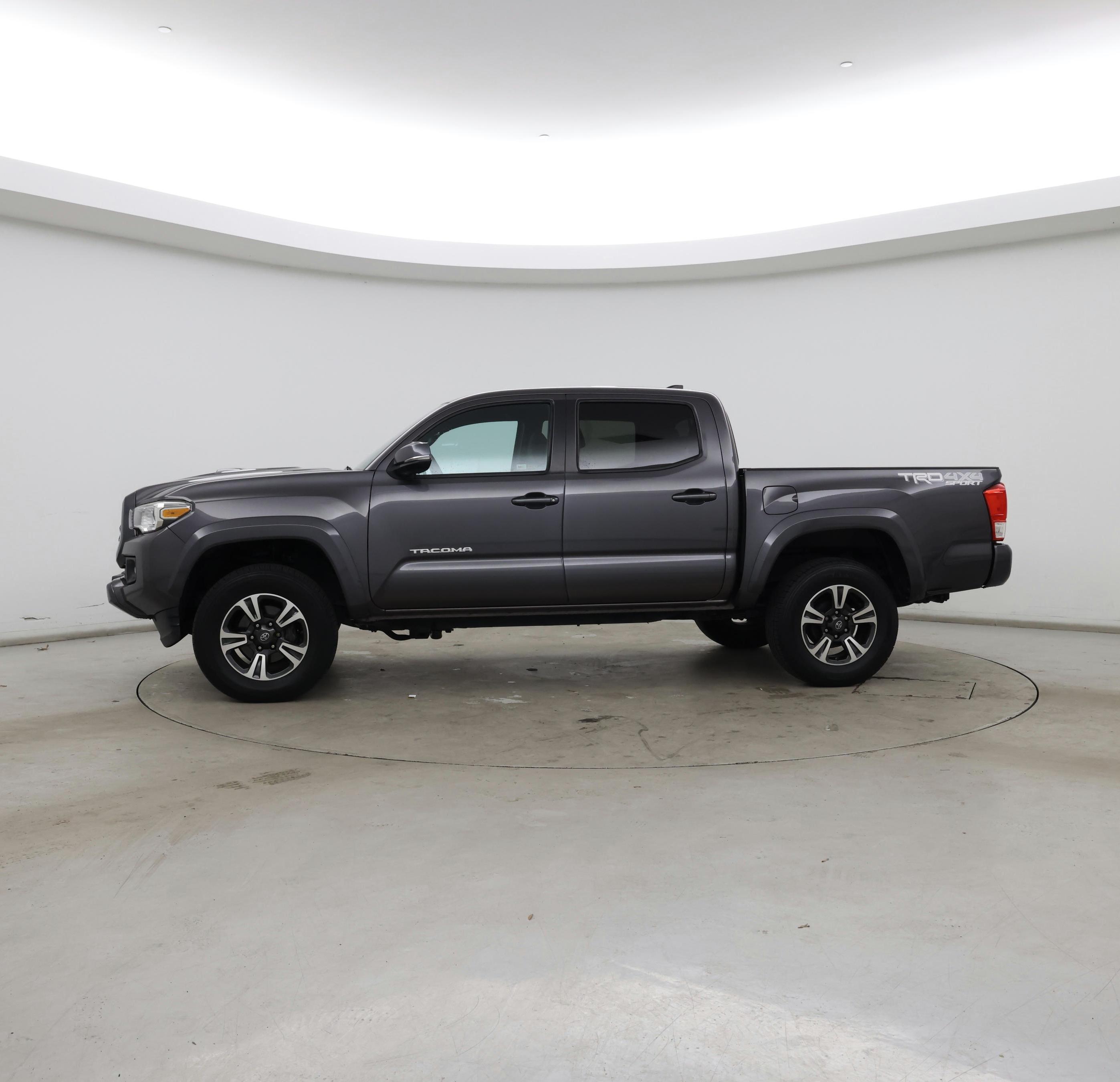 Thumbnail: 2019 Toyota Tacoma - 3