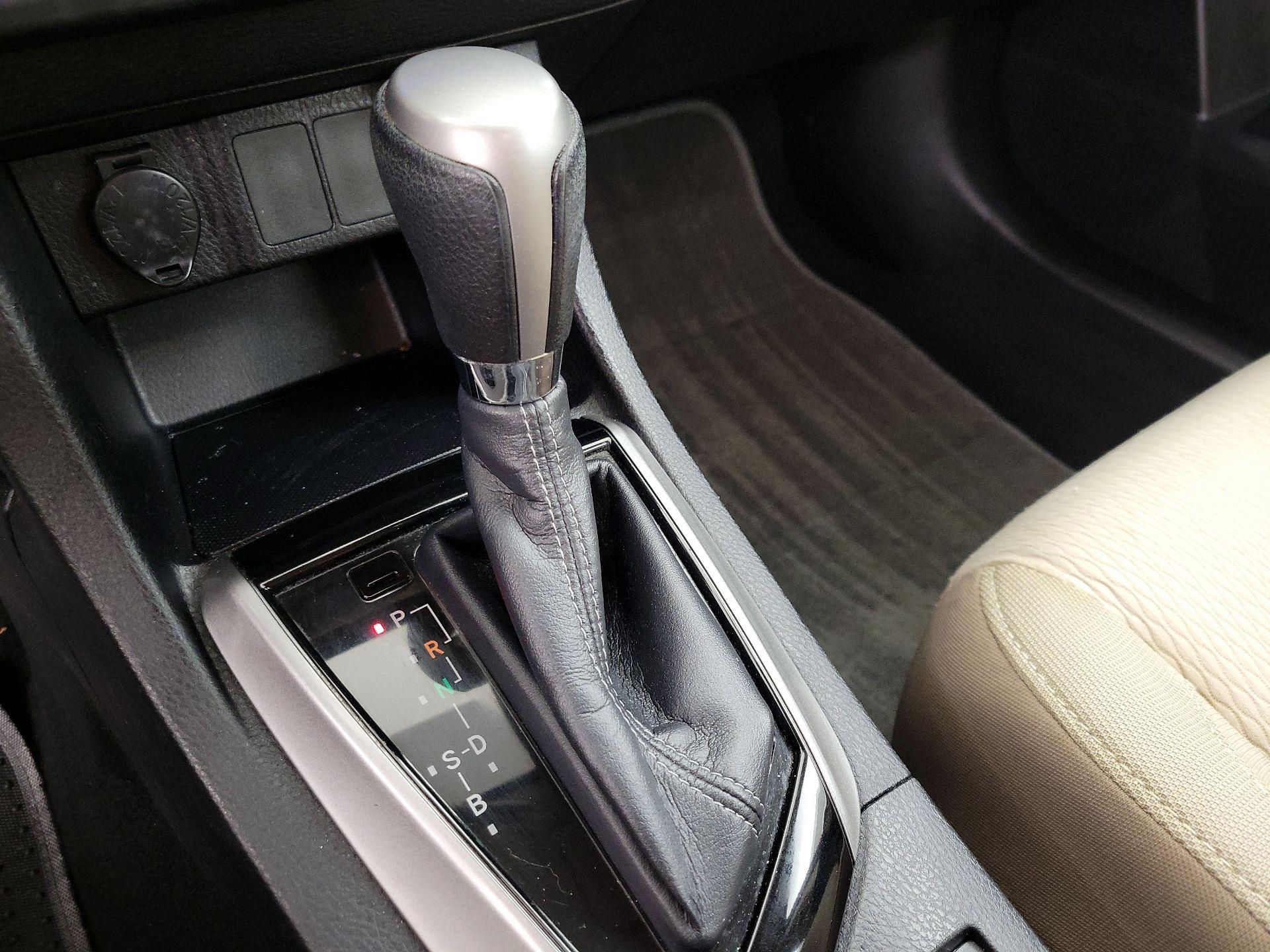 Thumbnail: 2015 Toyota Corolla - 17