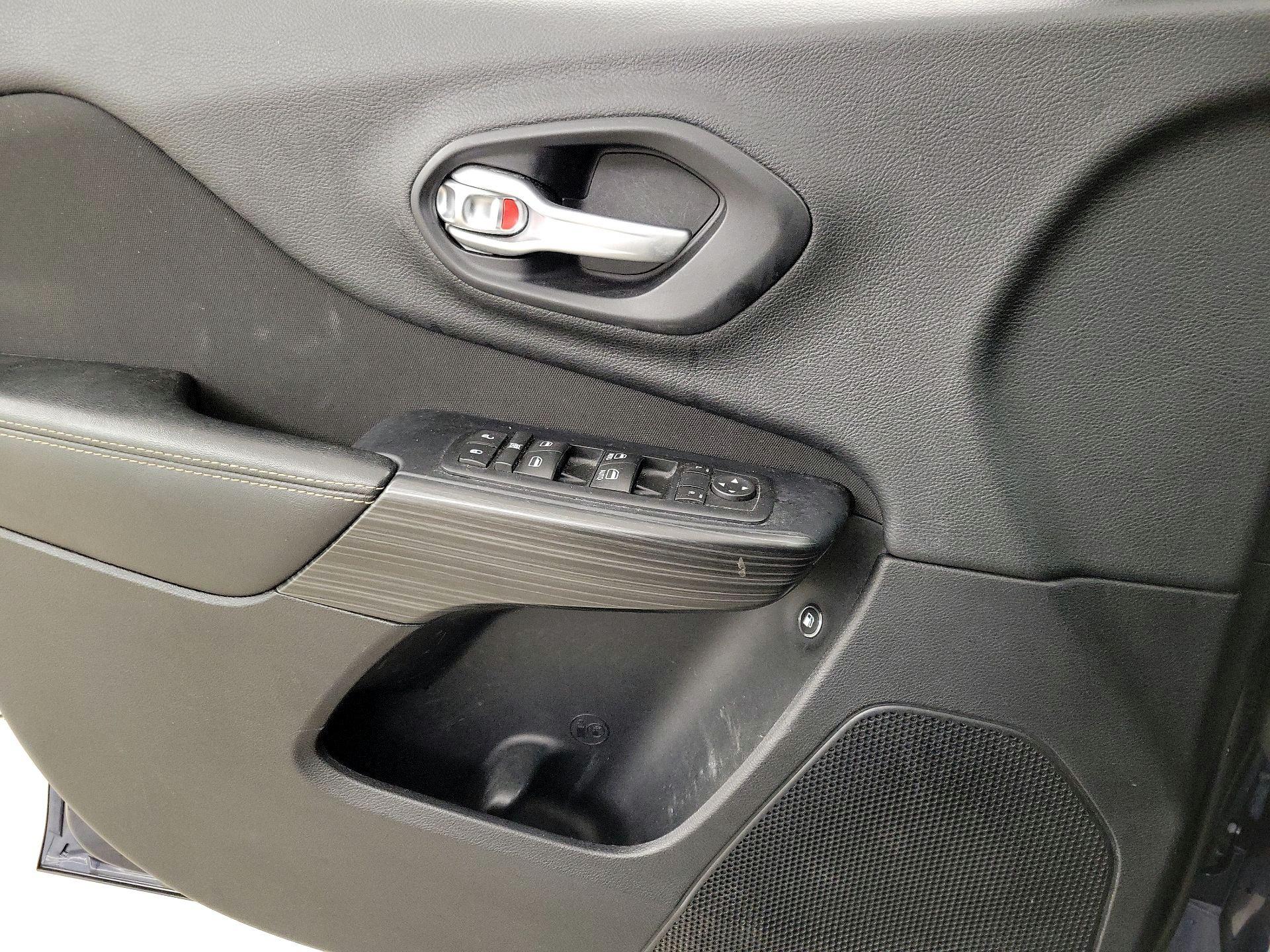 Thumbnail: 2016 Jeep Cherokee - 12