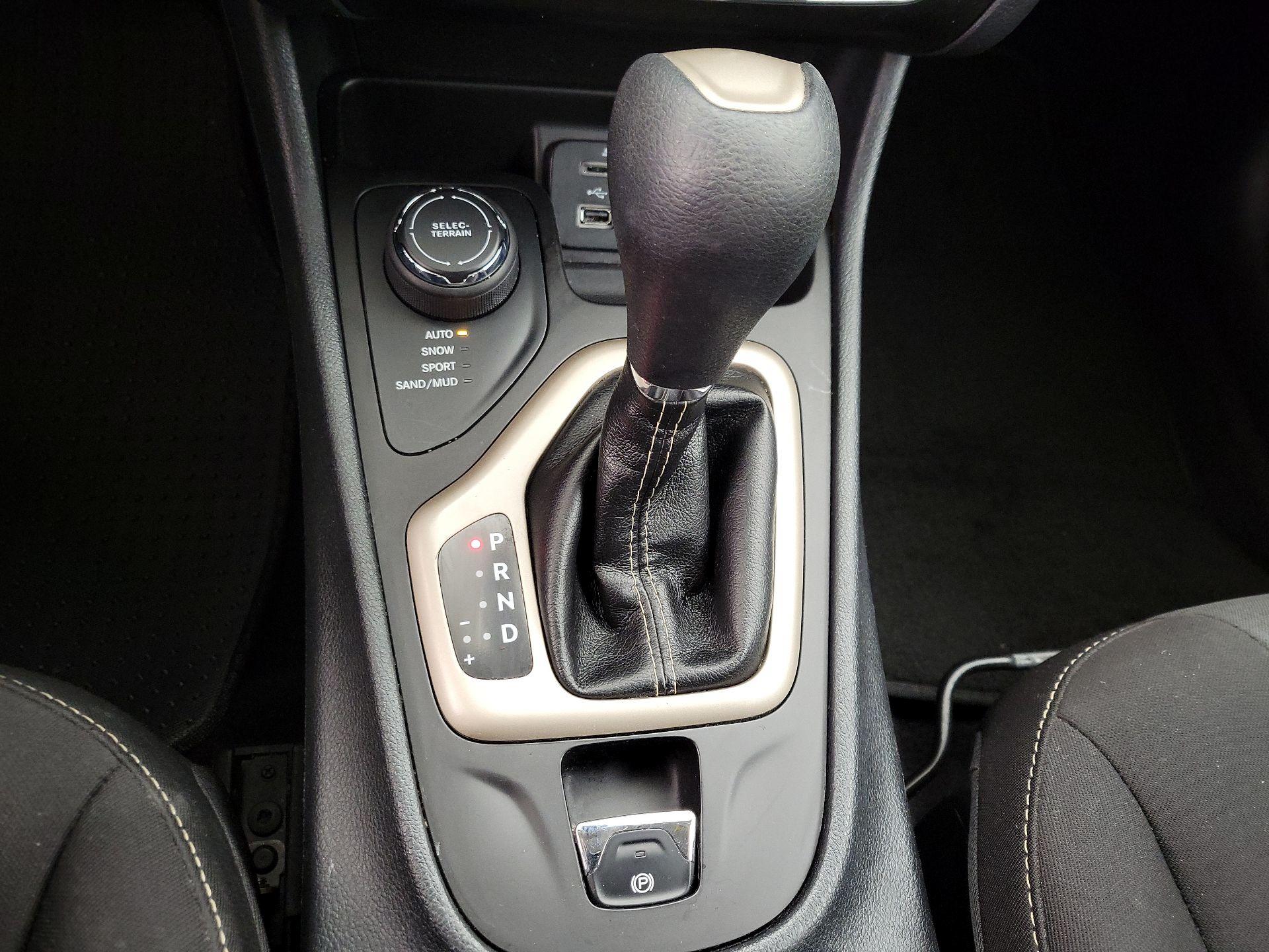 Thumbnail: 2016 Jeep Cherokee - 17