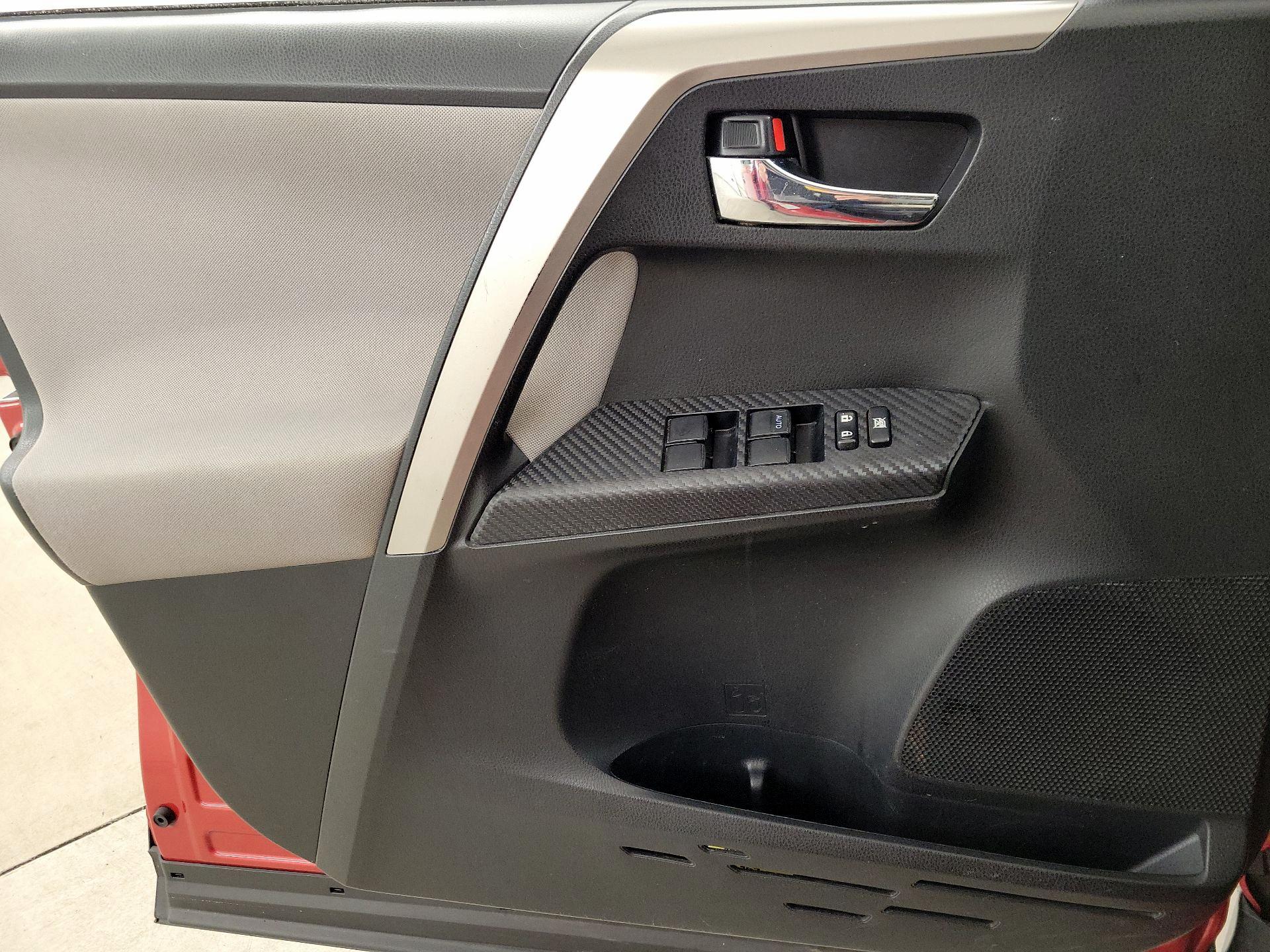 Thumbnail: 2015 Toyota RAV4 - 12