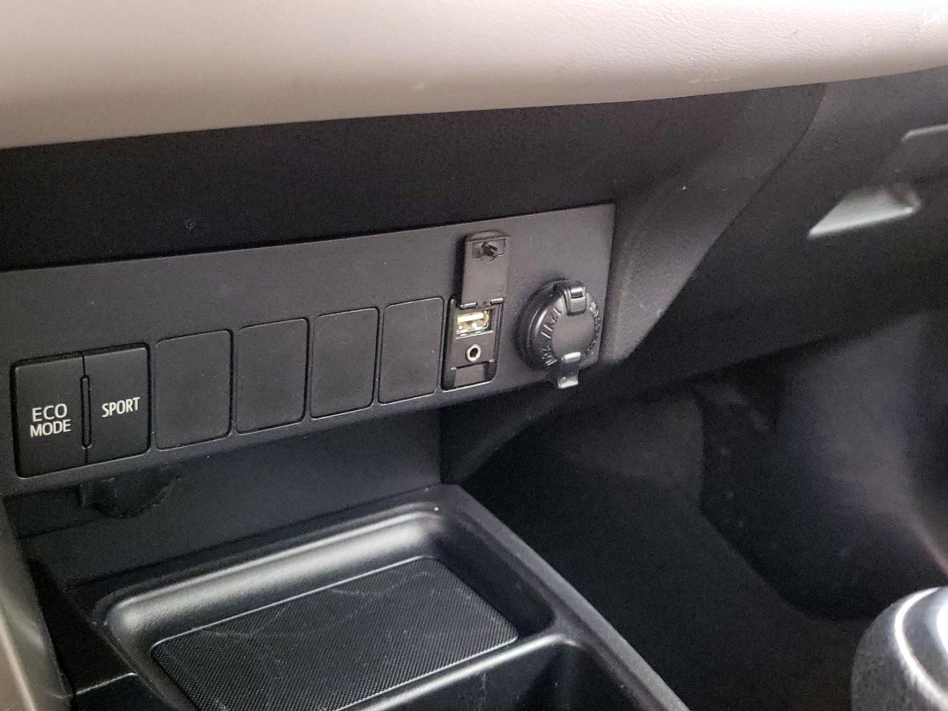 Thumbnail: 2015 Toyota RAV4 - 18