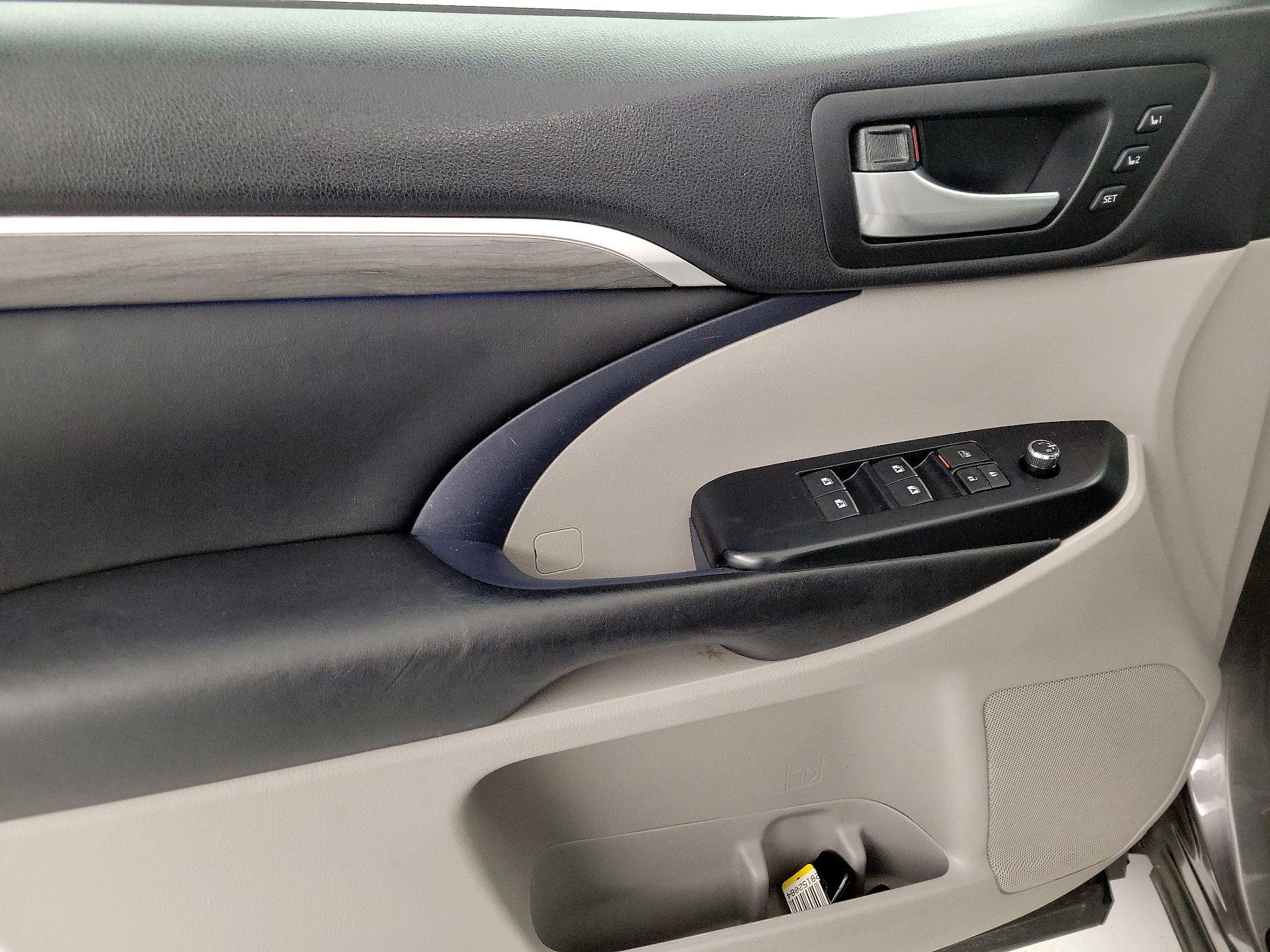 Thumbnail: 2017 Toyota Highlander - 12