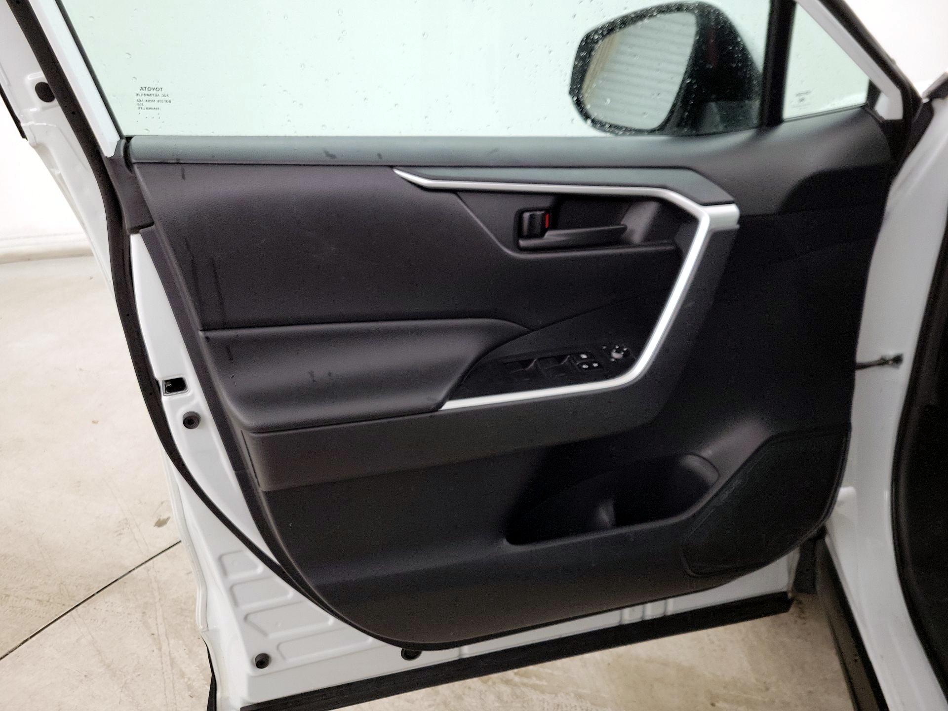 Thumbnail: 2019 Toyota RAV4 - 12