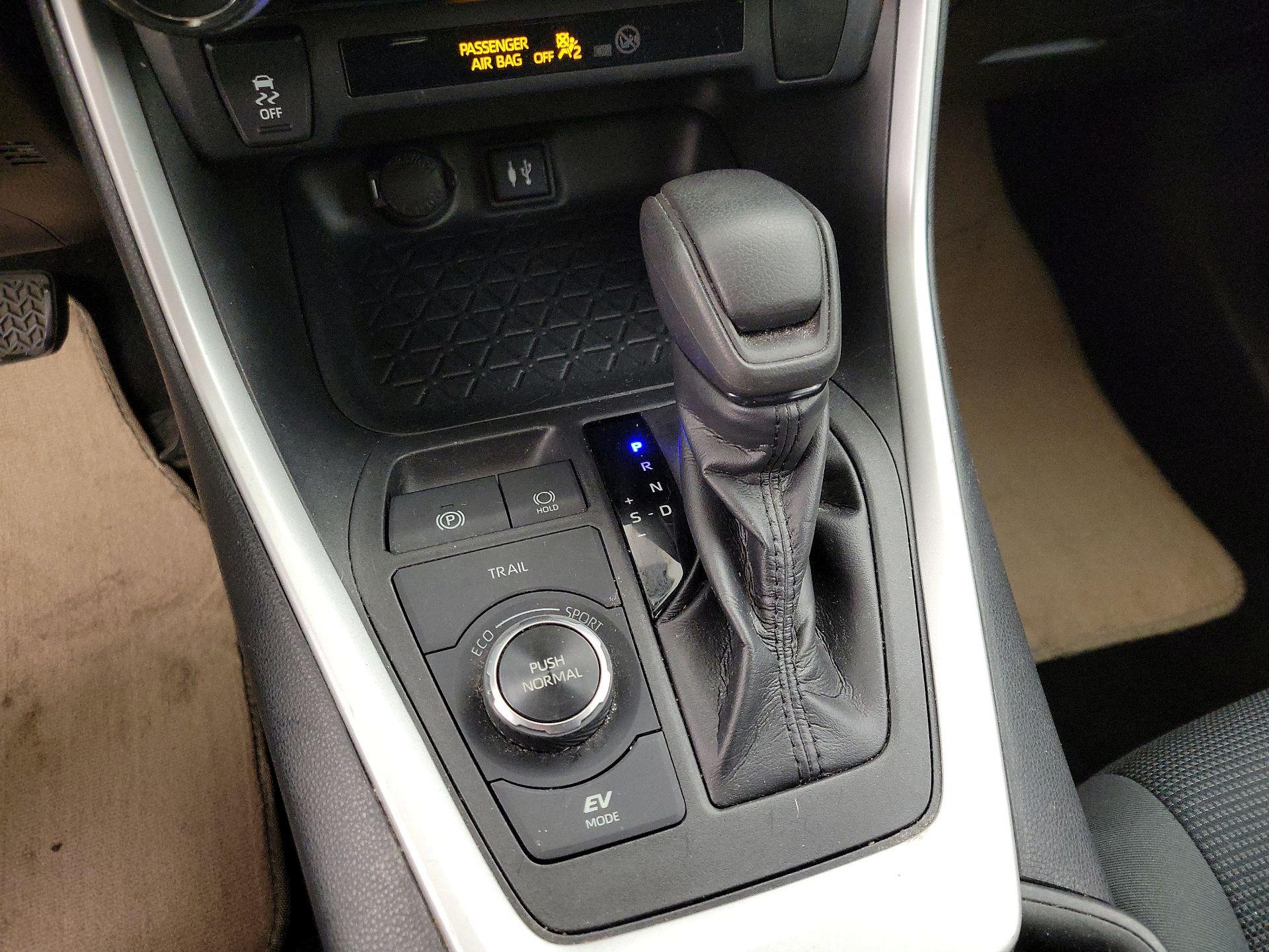 Thumbnail: 2019 Toyota RAV4 - 17