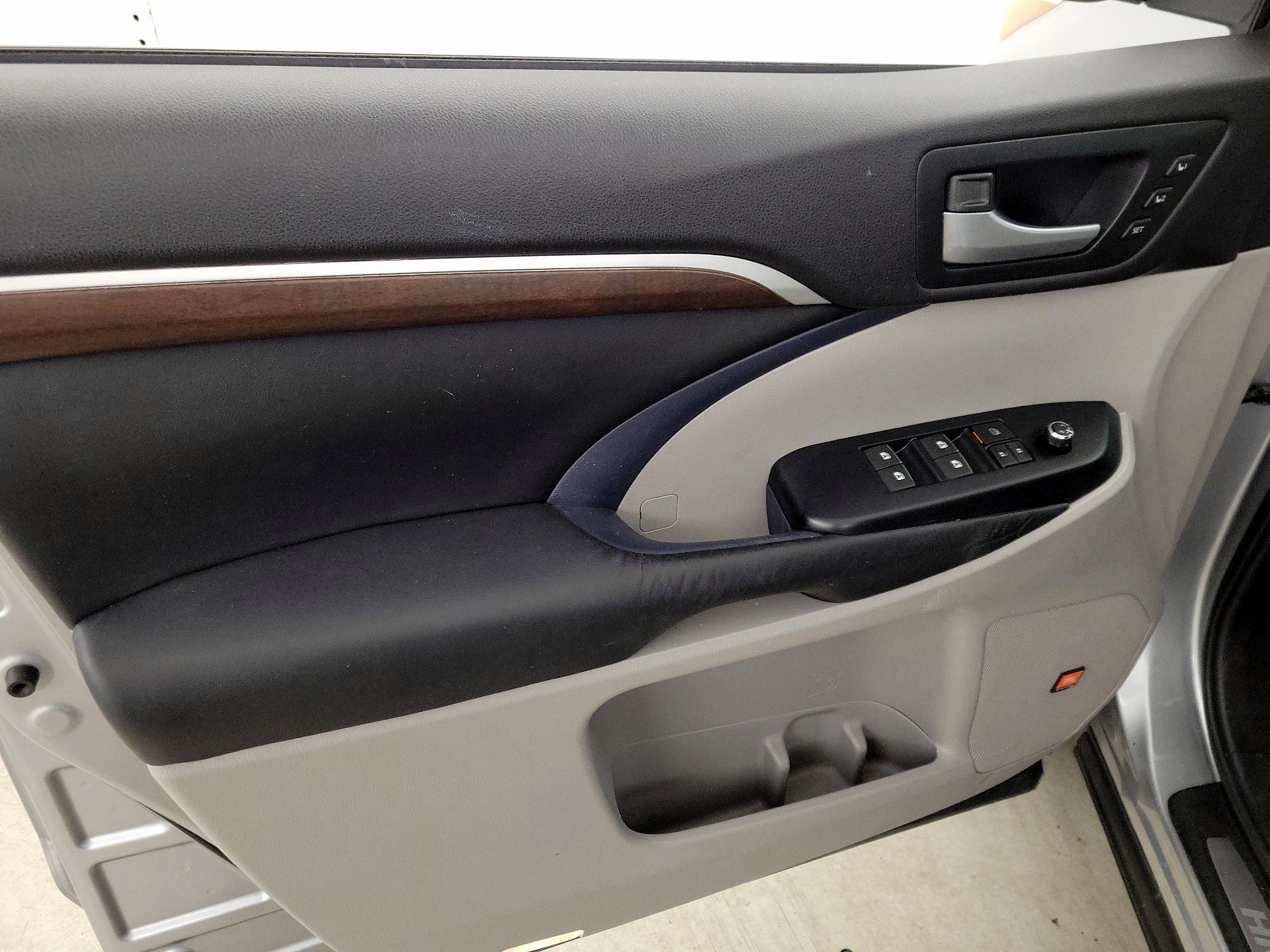 Thumbnail: 2016 Toyota Highlander - 12