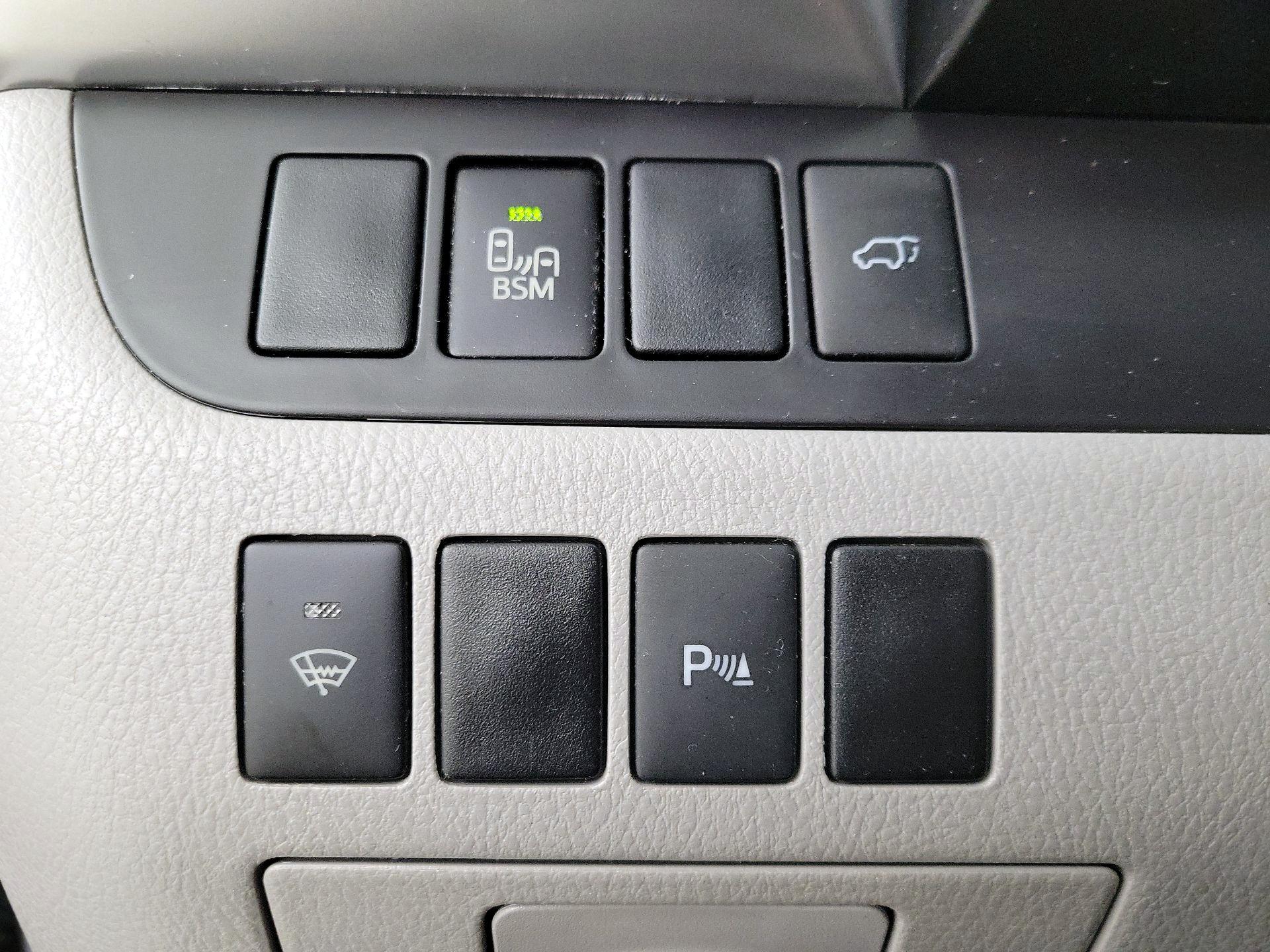 Thumbnail: 2016 Toyota Highlander - 13