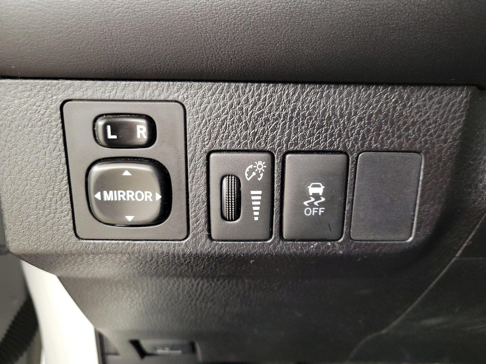 Thumbnail: 2015 Toyota RAV4 - 13