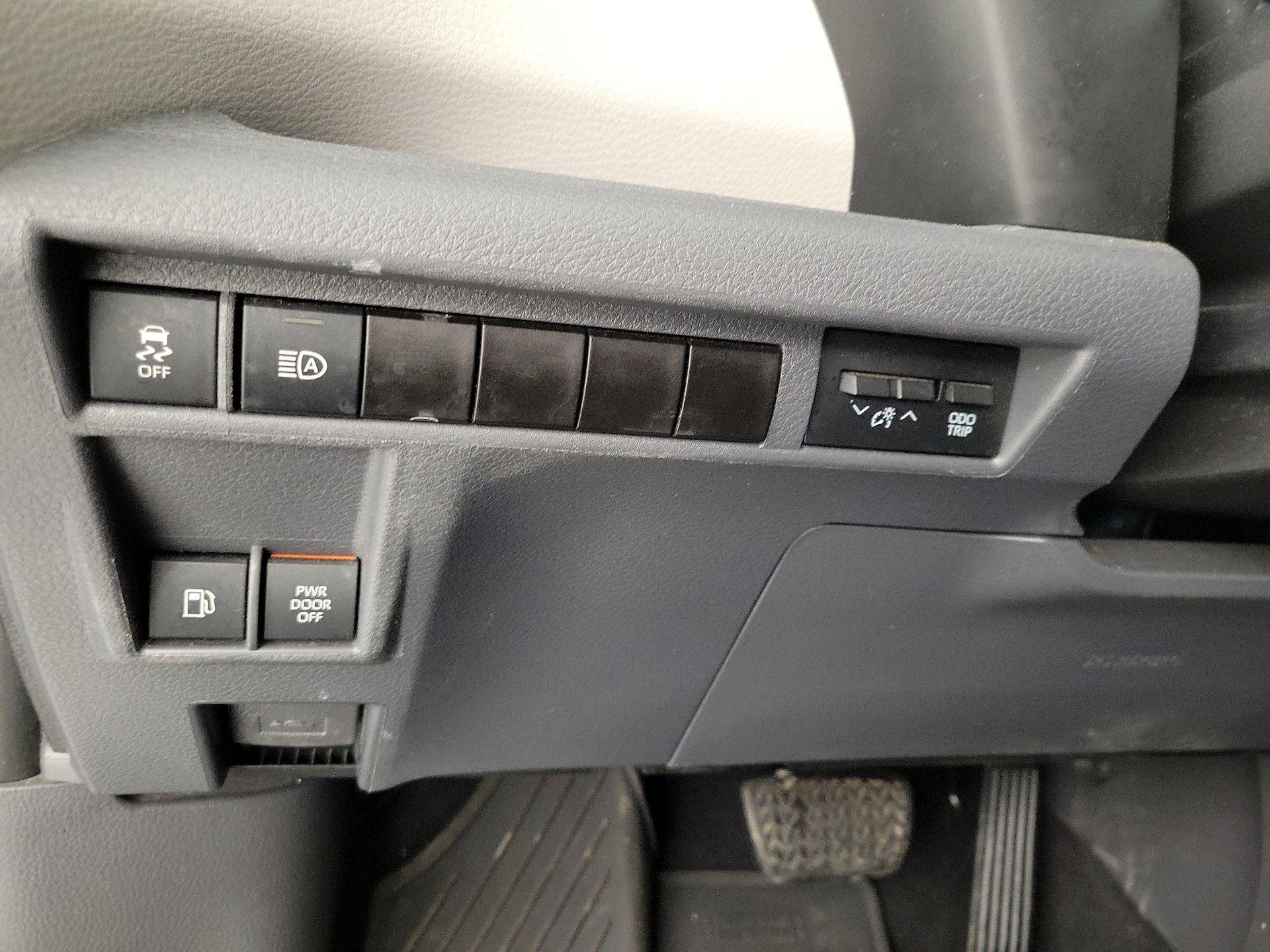 Thumbnail: 2021 Toyota Sienna - 13