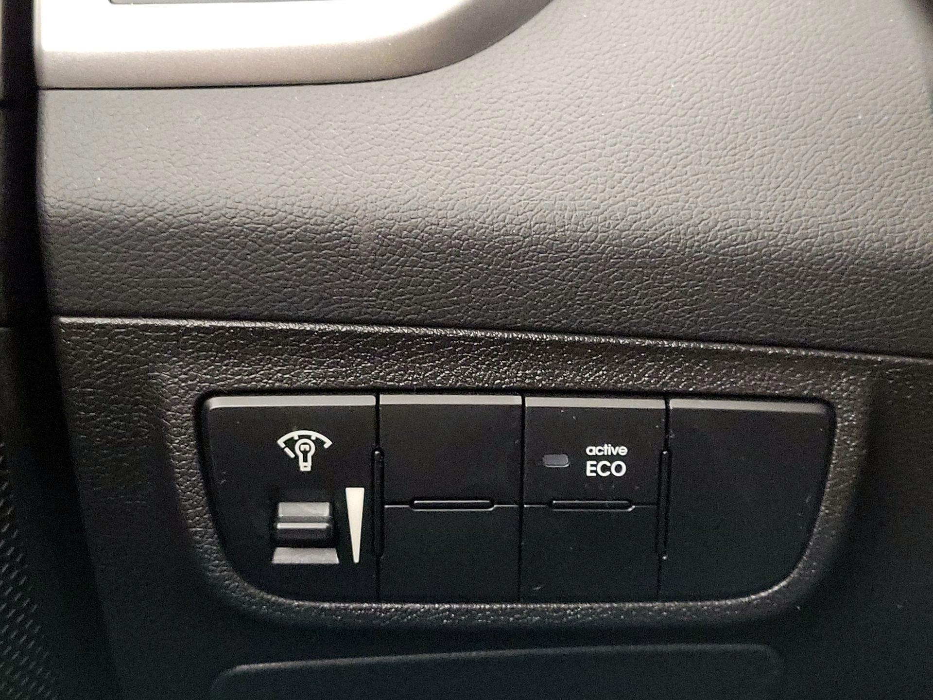 Thumbnail: 2015 Hyundai Veloster - 13