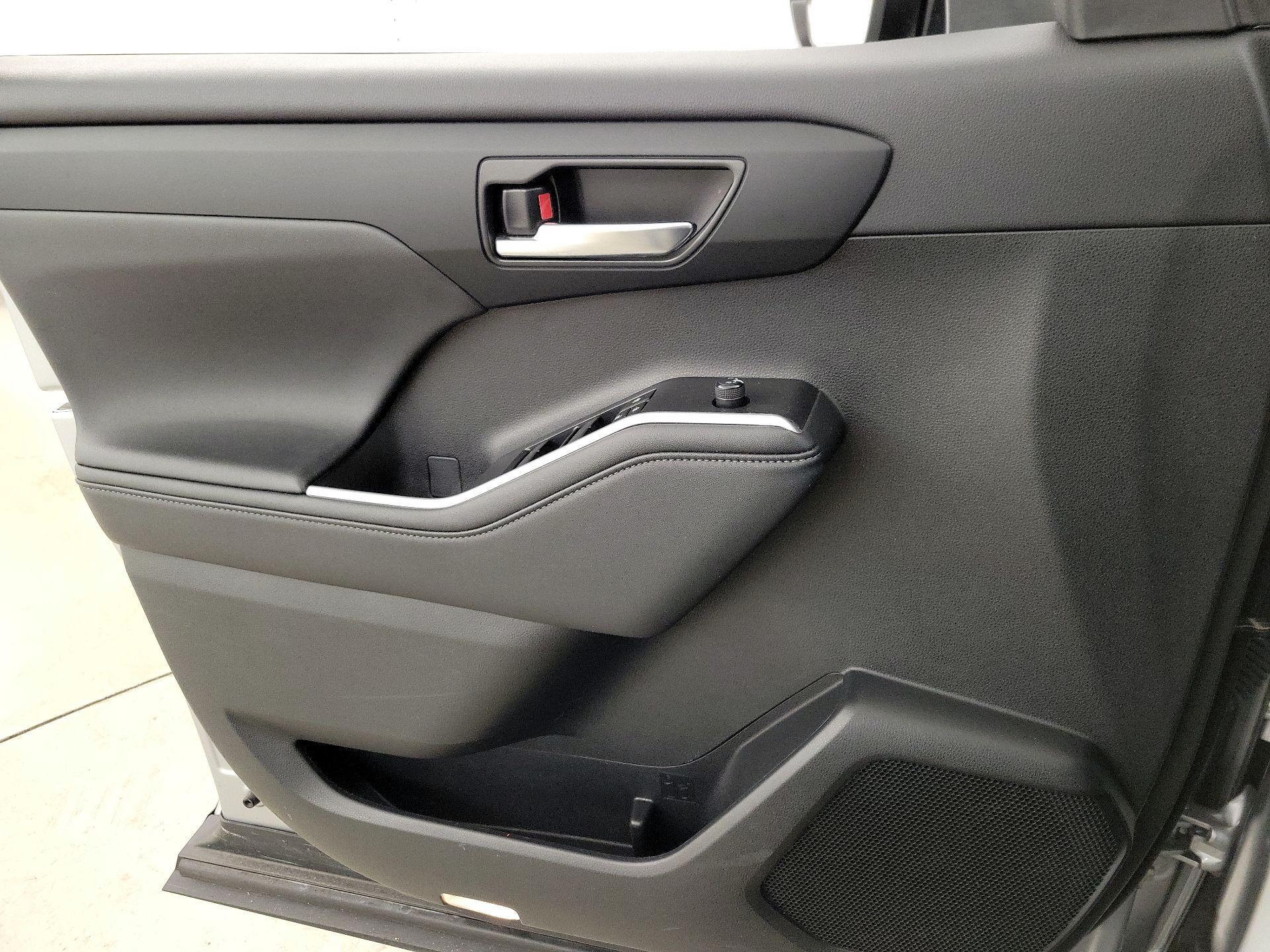 Thumbnail: 2024 Toyota Highlander - 12