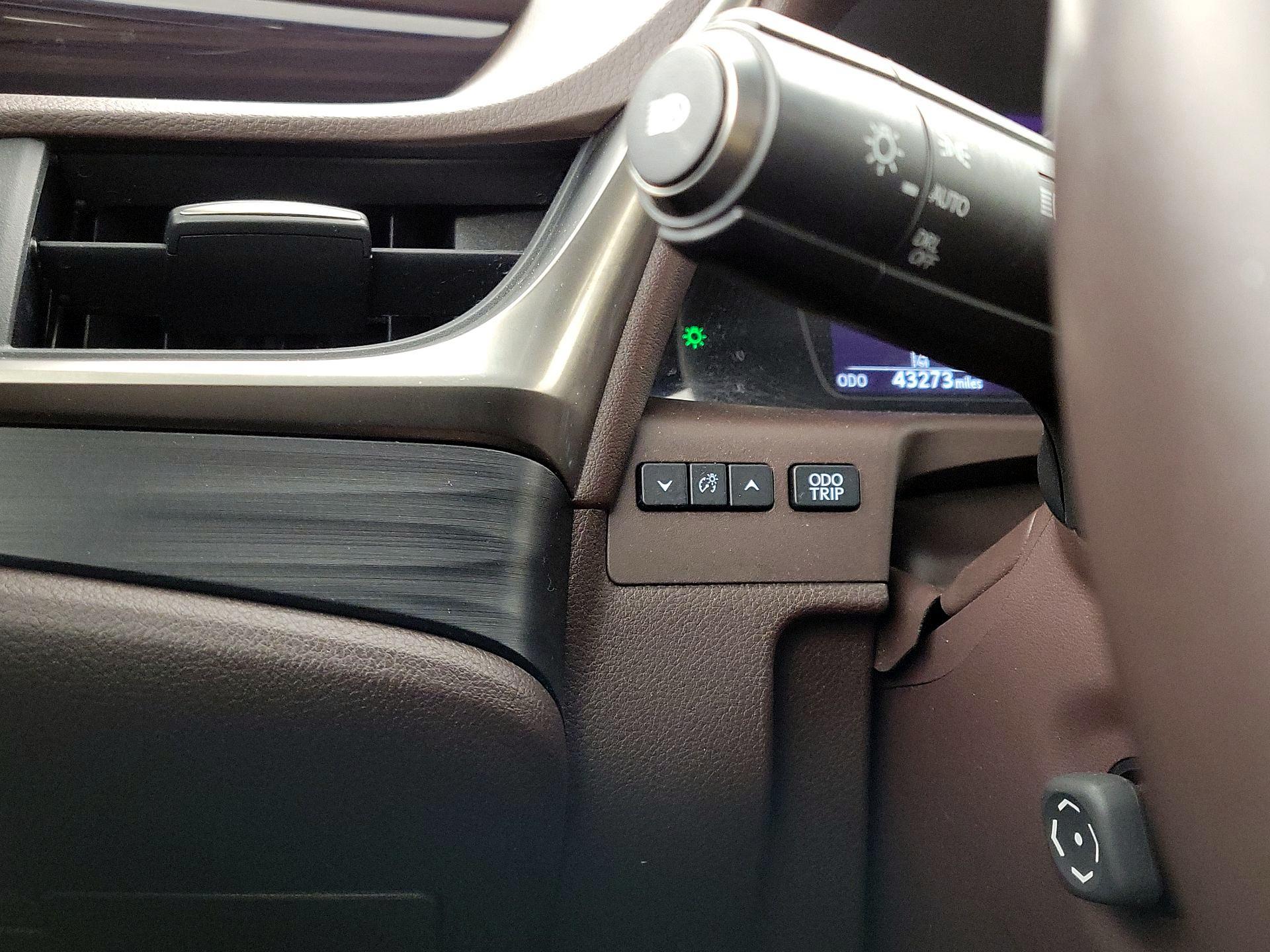 Thumbnail: 2021 Lexus ES - 13