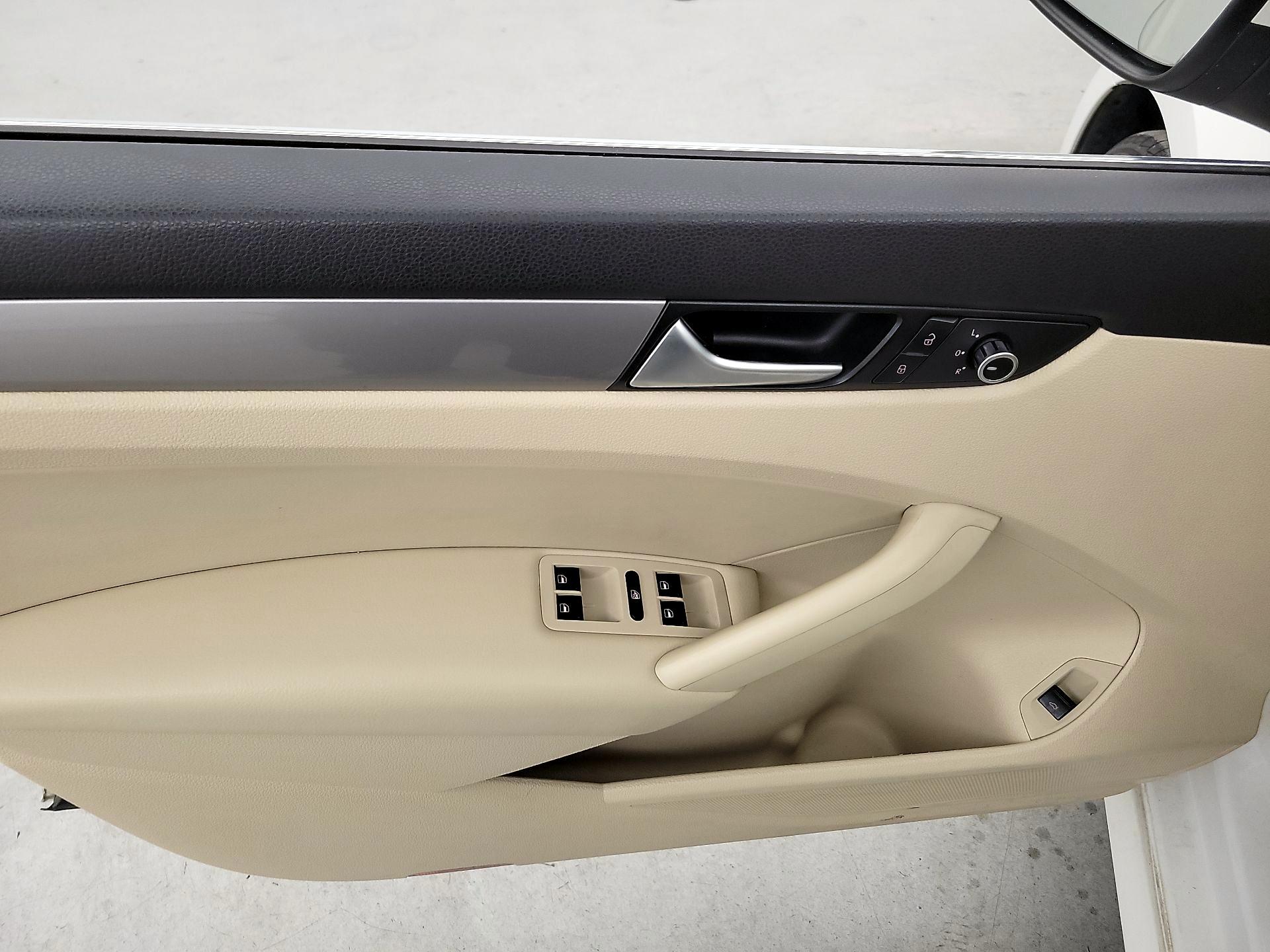 Thumbnail: 2015 Volkswagen Passat - 12