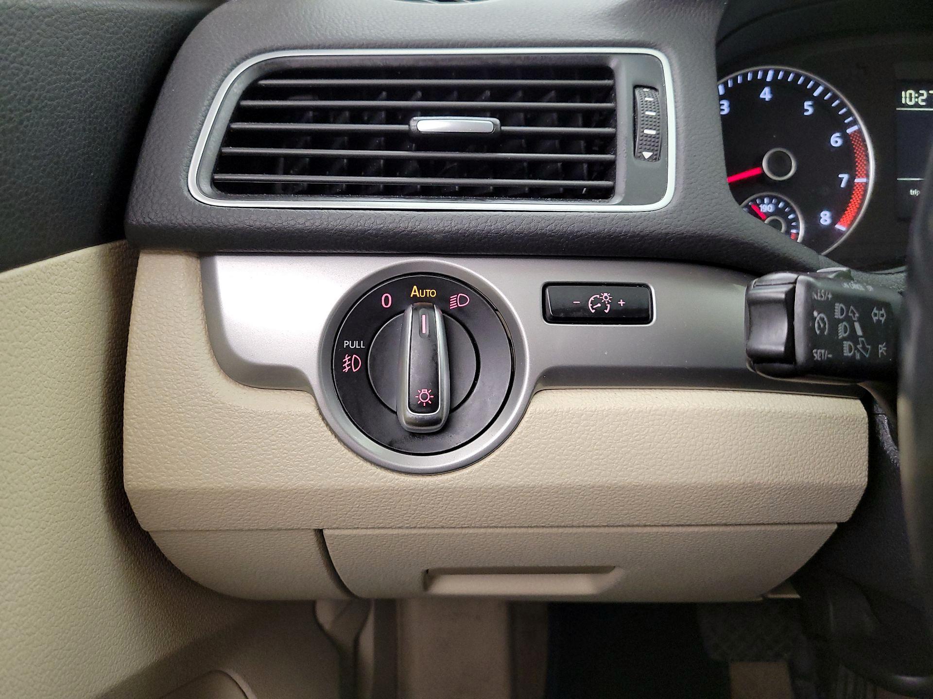 Thumbnail: 2015 Volkswagen Passat - 13