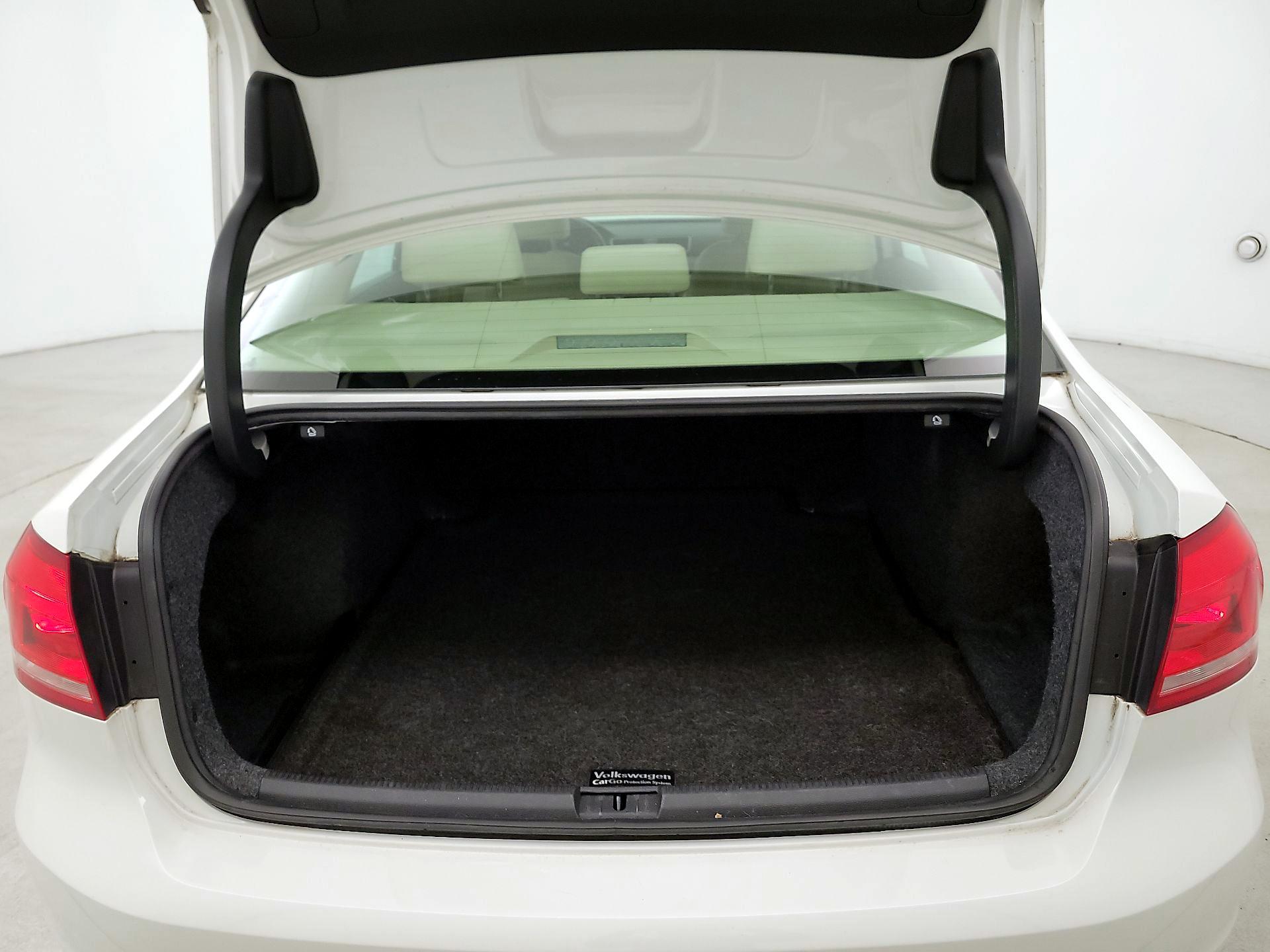 Thumbnail: 2015 Volkswagen Passat - 20