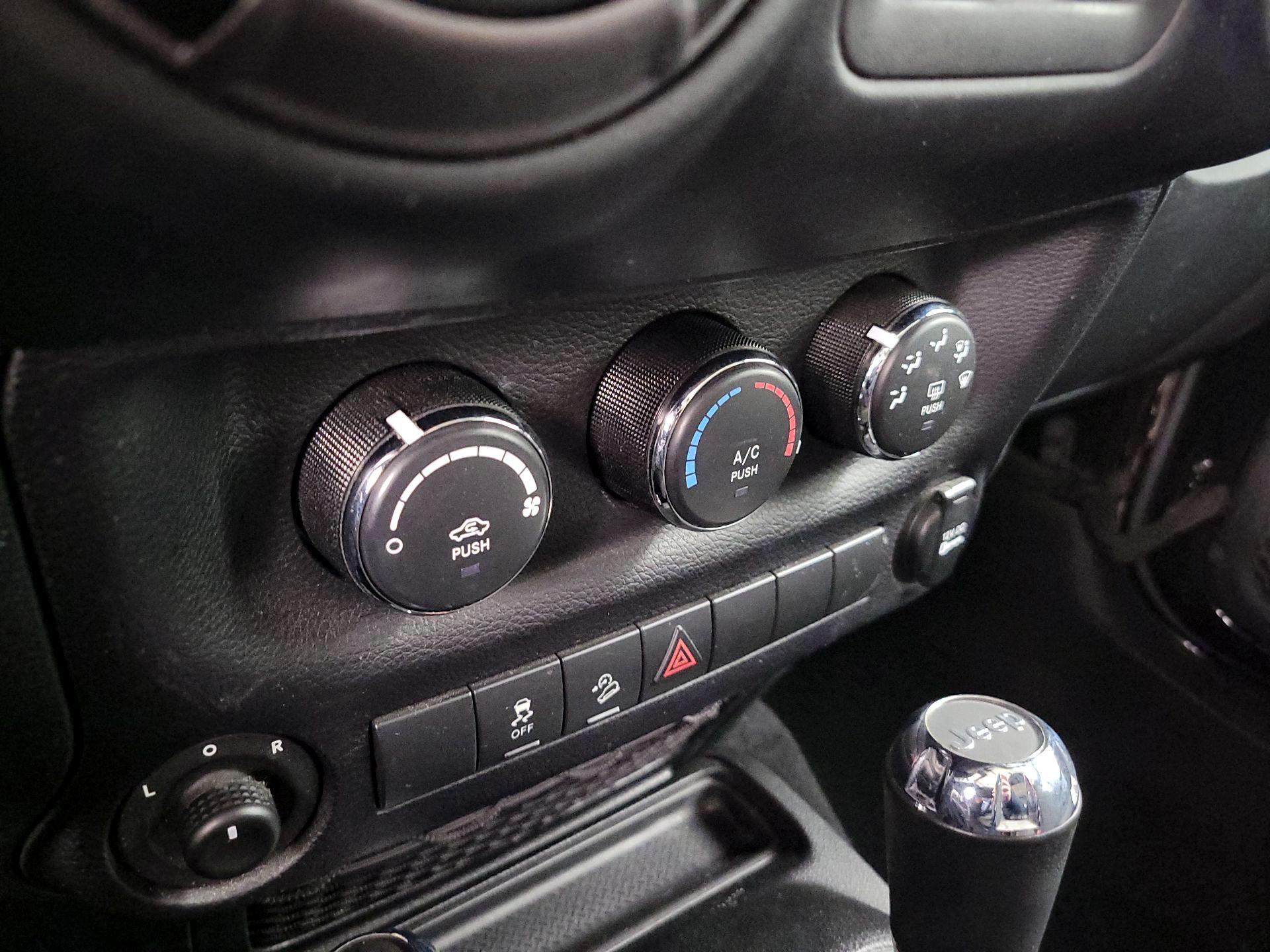 Thumbnail: 2018 Jeep Wrangler - 14