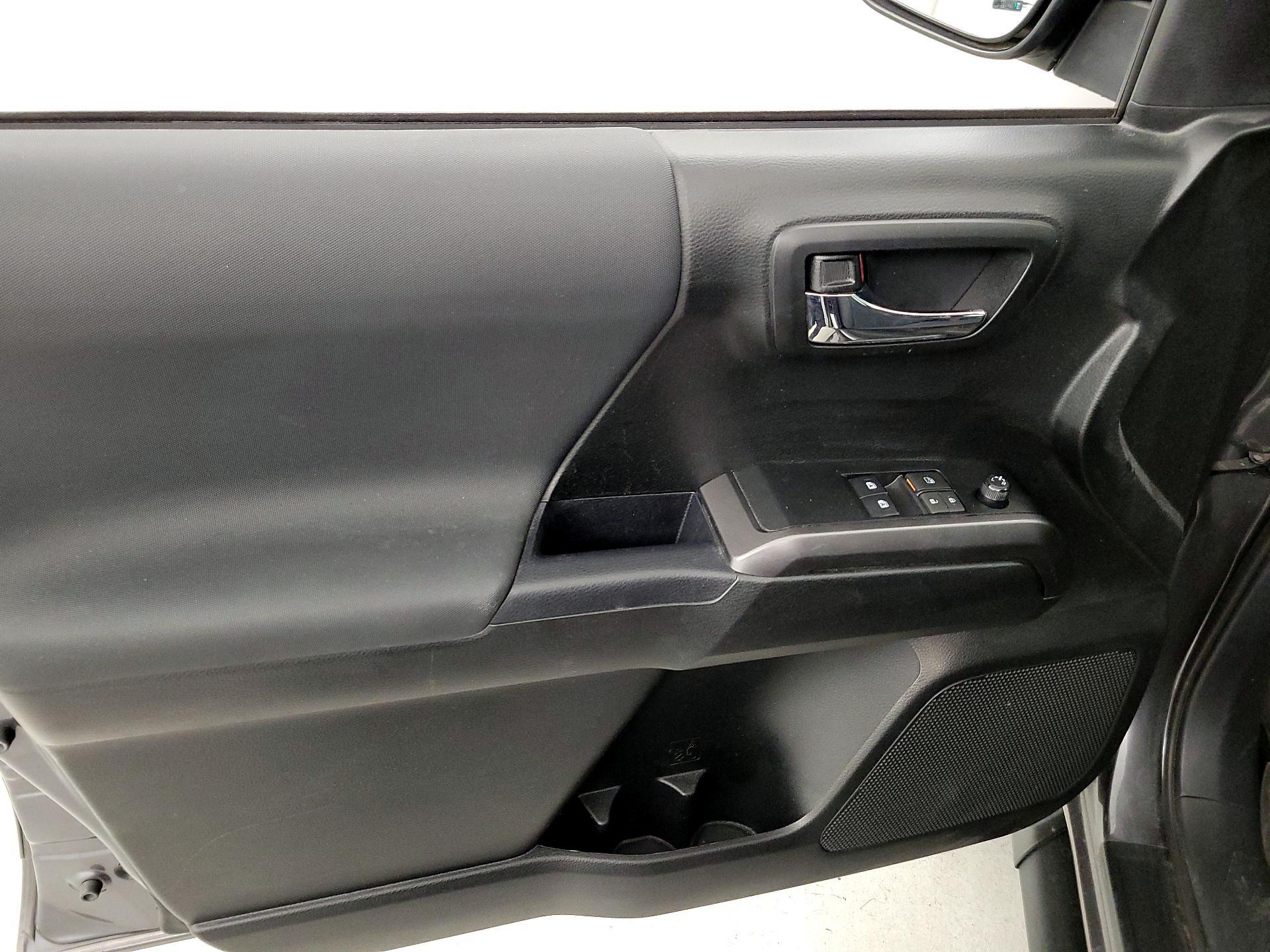 Thumbnail: 2019 Toyota Tacoma - 12